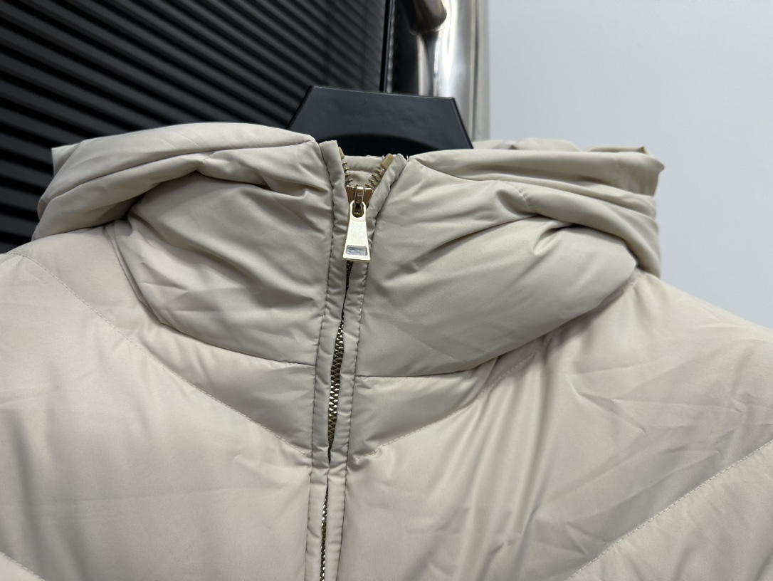 Moncler BrosseShort down jacket（J20931A0010454AQE999）