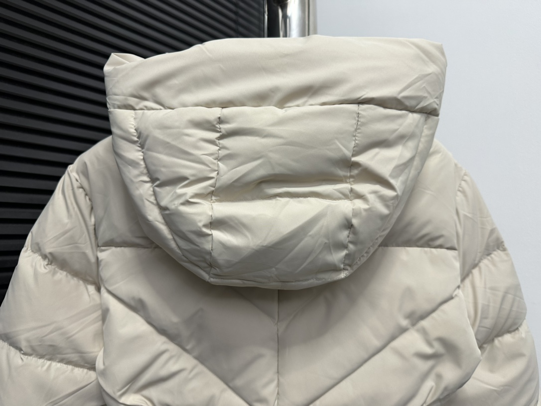 Moncler BrosseShort down jacket（J20931A0010454AQE999）