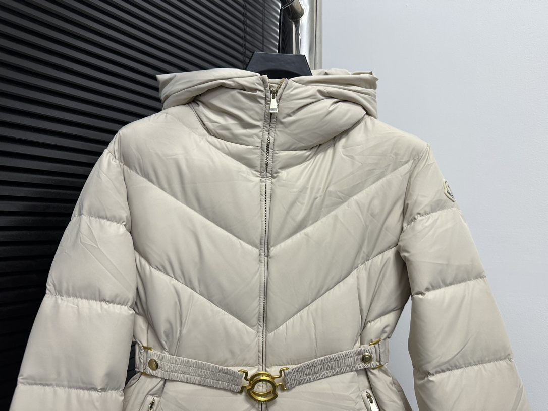 Moncler BrosseShort down jacket（J20931A0010454AQE999）