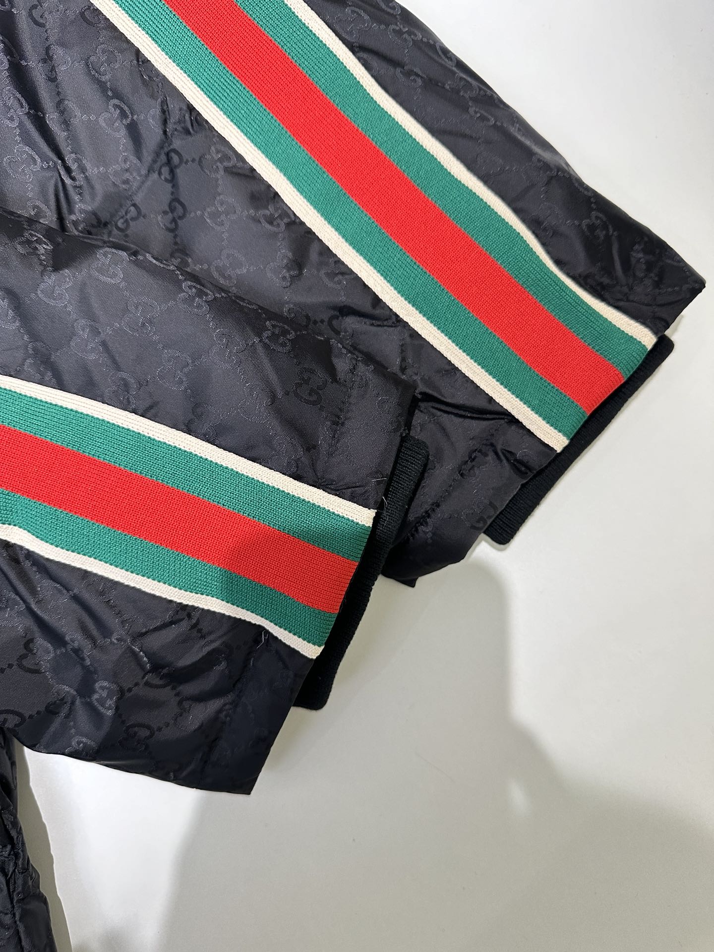 GUCCI DOWN JACKETS（715519-Z8A50-1043）