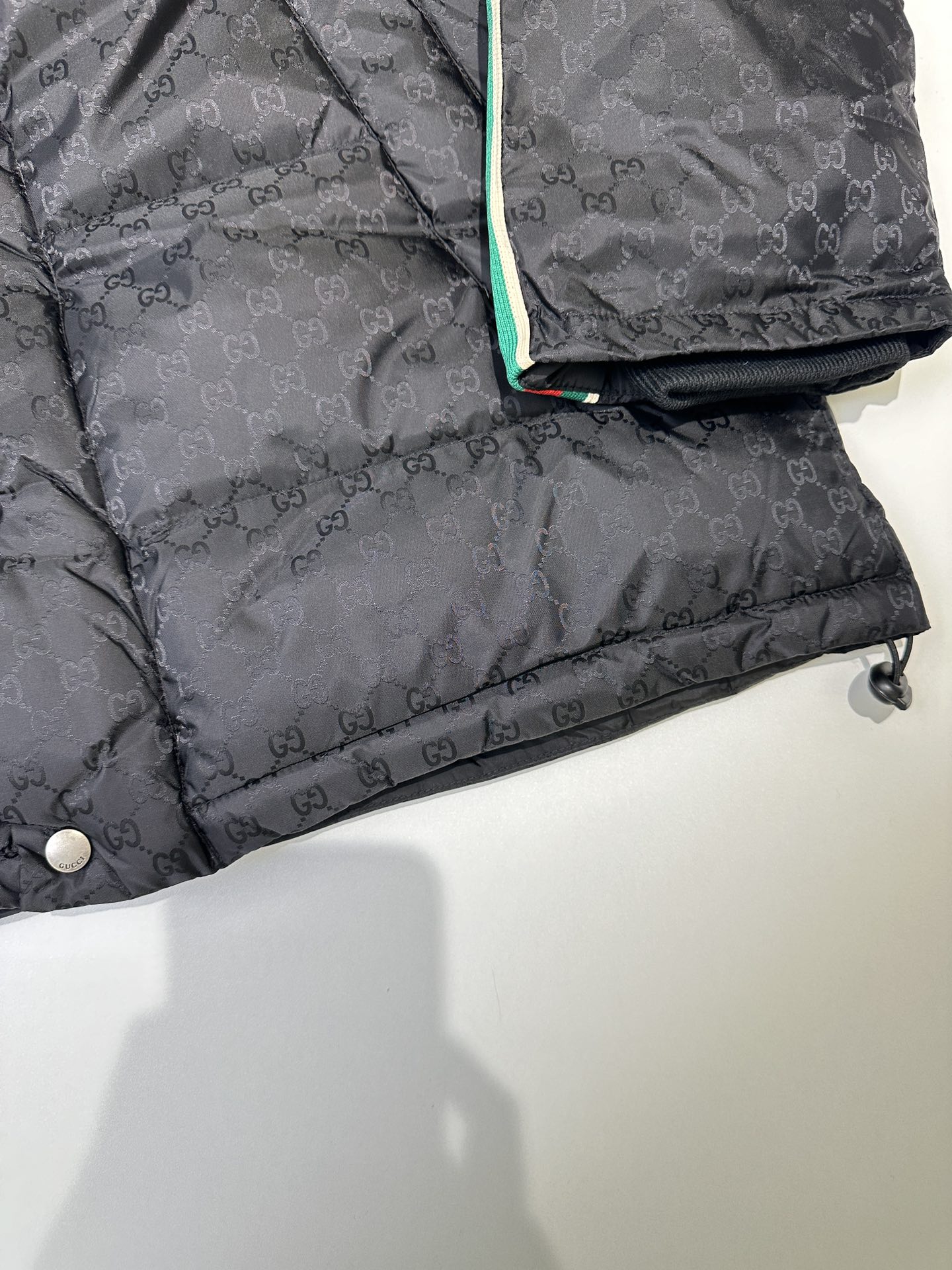 GUCCI DOWN JACKETS（715519-Z8A50-1043）
