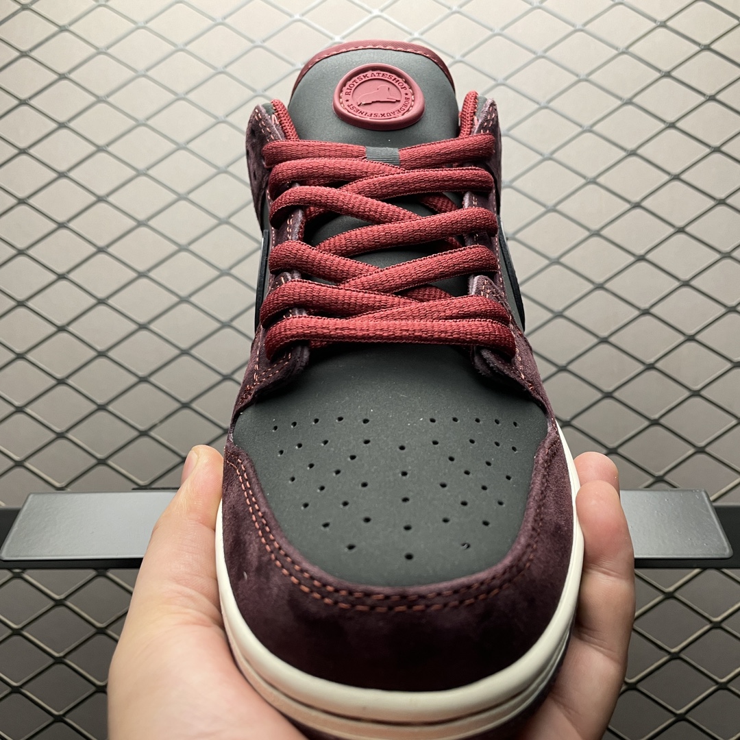 Riot Skateshop × Nike SB Dunk Low Pro "Mahogany"（FZ1289-200）