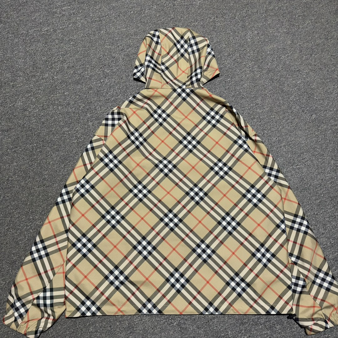 Burberry Reversible Check Trafford Jacket in Sand（80726621）