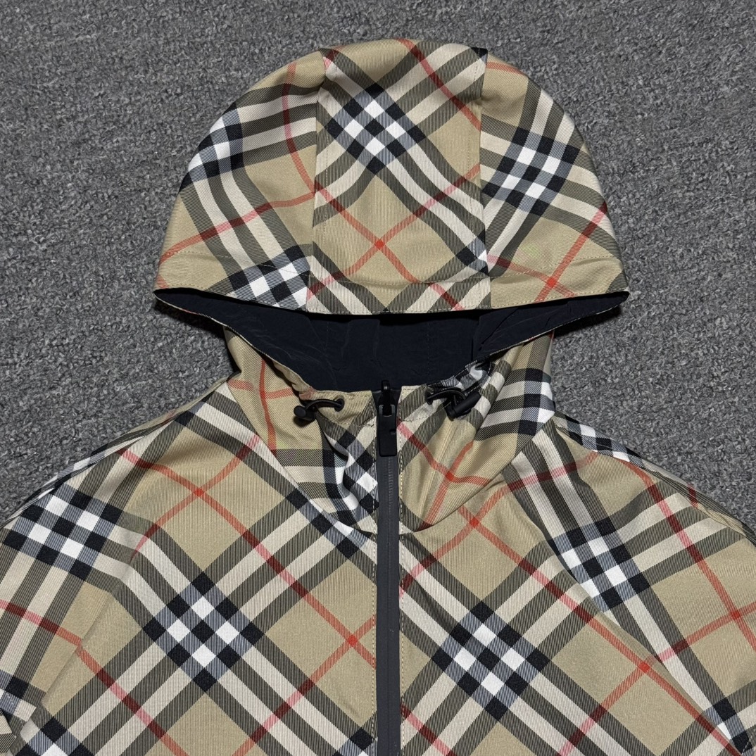 Burberry Reversible Check Trafford Jacket in Sand（80726621）
