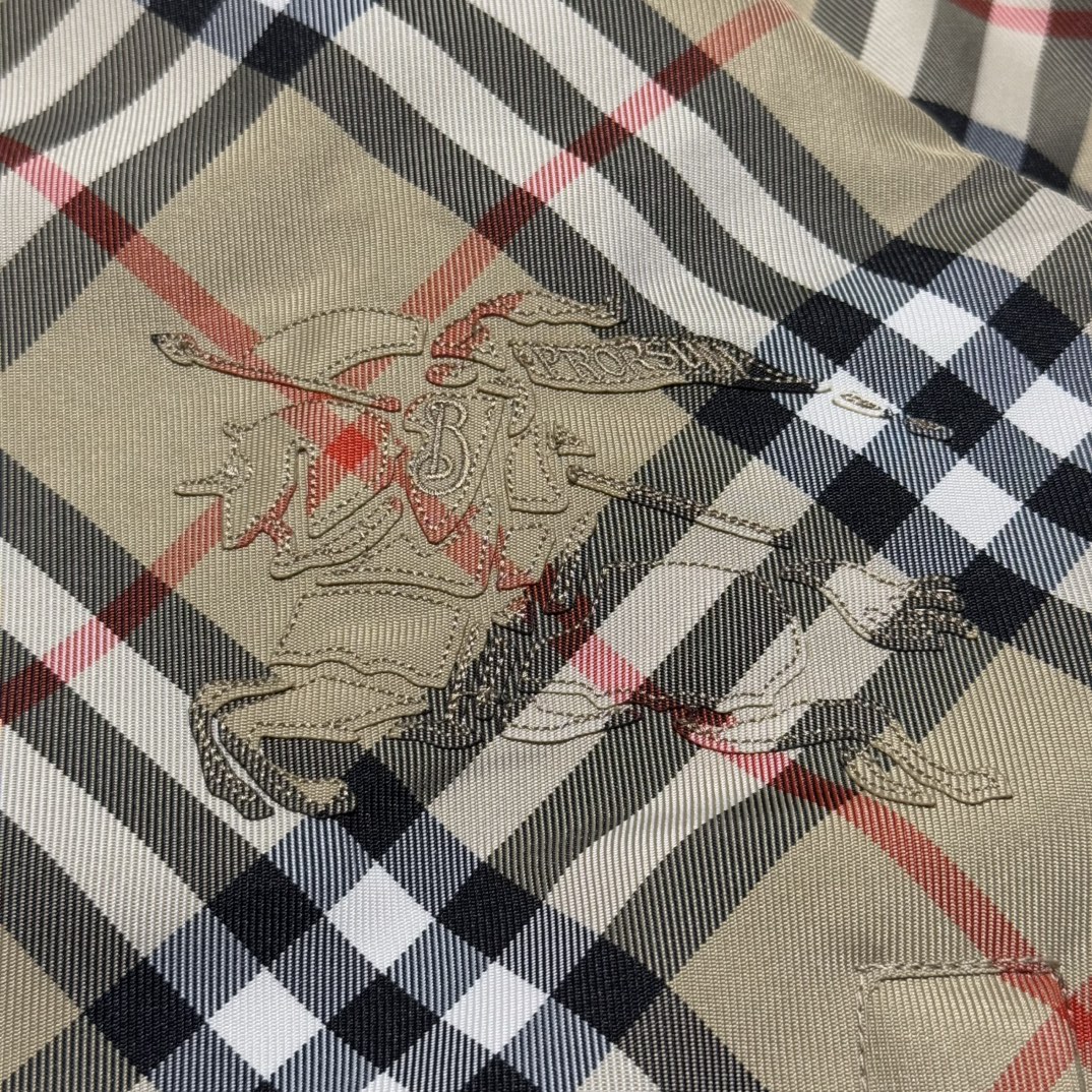 Burberry Reversible Check Trafford Jacket in Sand（80726621）