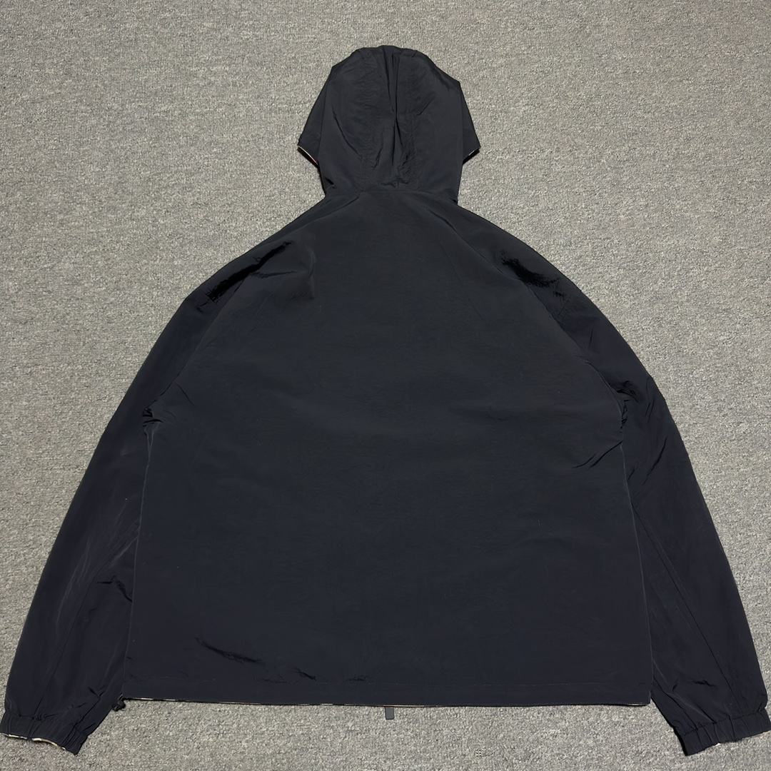 Burberry Reversible Check Trafford Jacket in Sand（80726621）