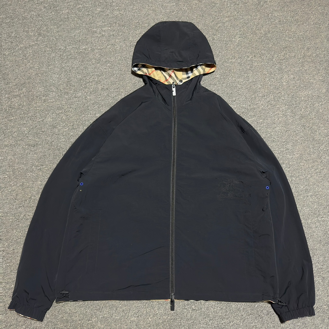 Burberry Reversible Check Trafford Jacket in Sand（80726621）