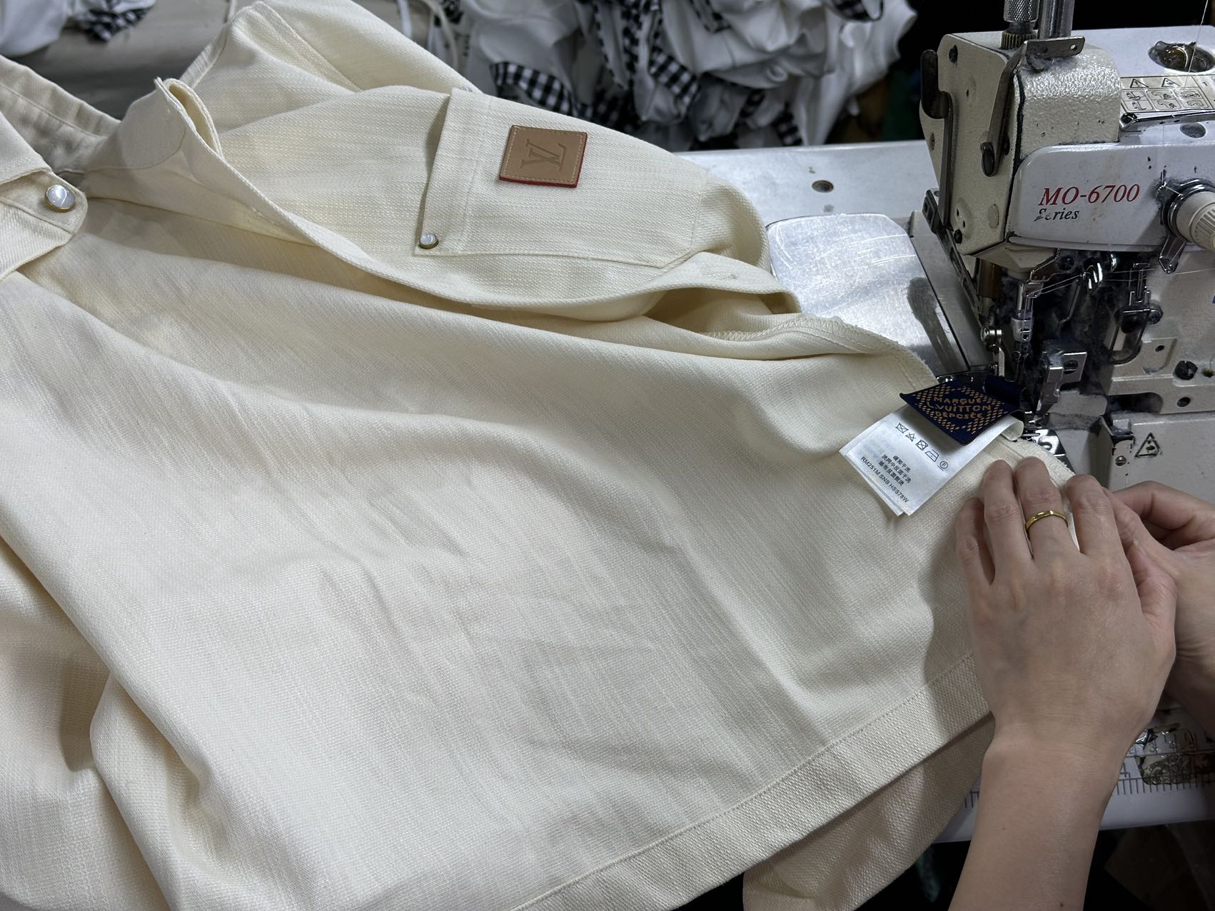 Louis Vuitton silk-blend short-sleeved shirt（1AHCHW）