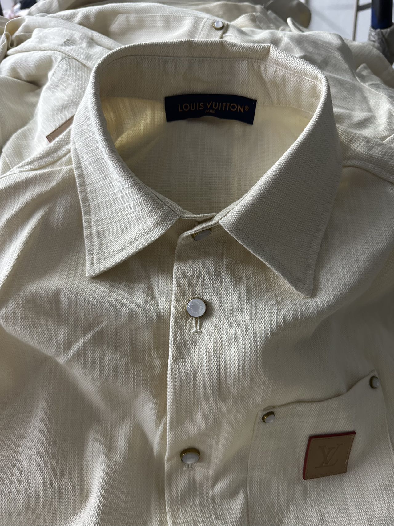Louis Vuitton silk-blend short-sleeved shirt（1AHCHW）