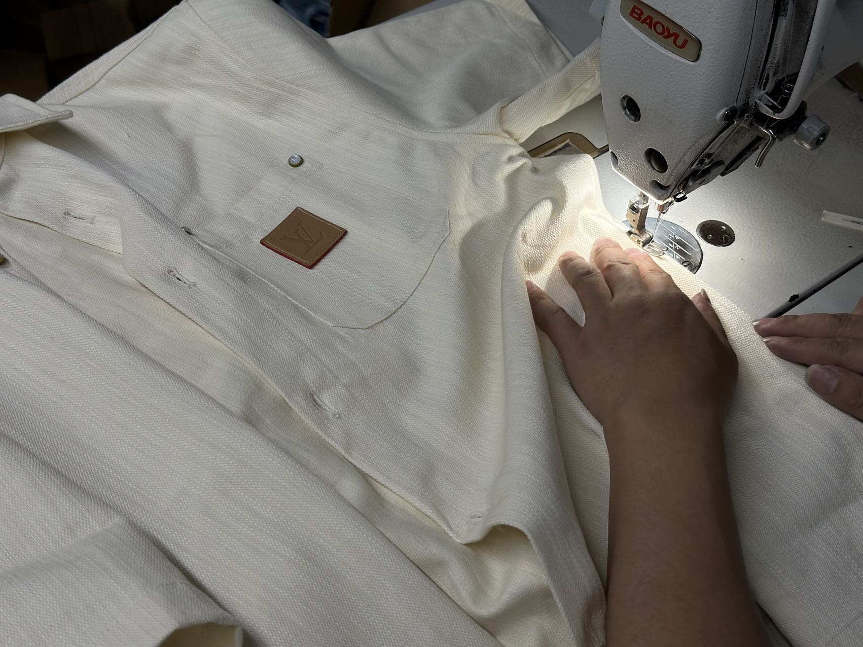 Louis Vuitton silk-blend short-sleeved shirt（1AHCHW）