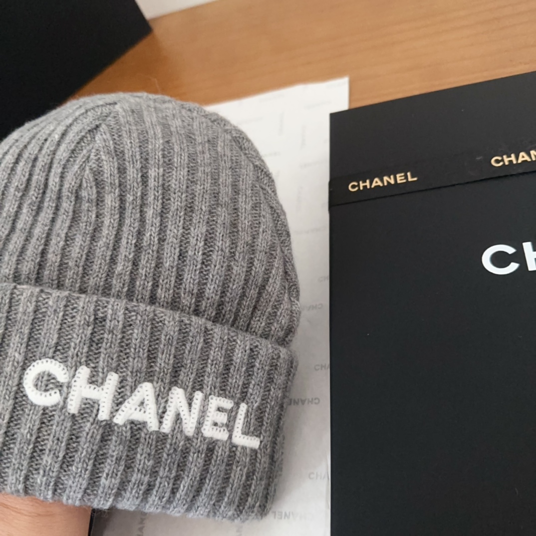 Chanel 22B cashmere black and white sequin CC logo beanie winter hat buckle（AA8446-B08819-94305）
