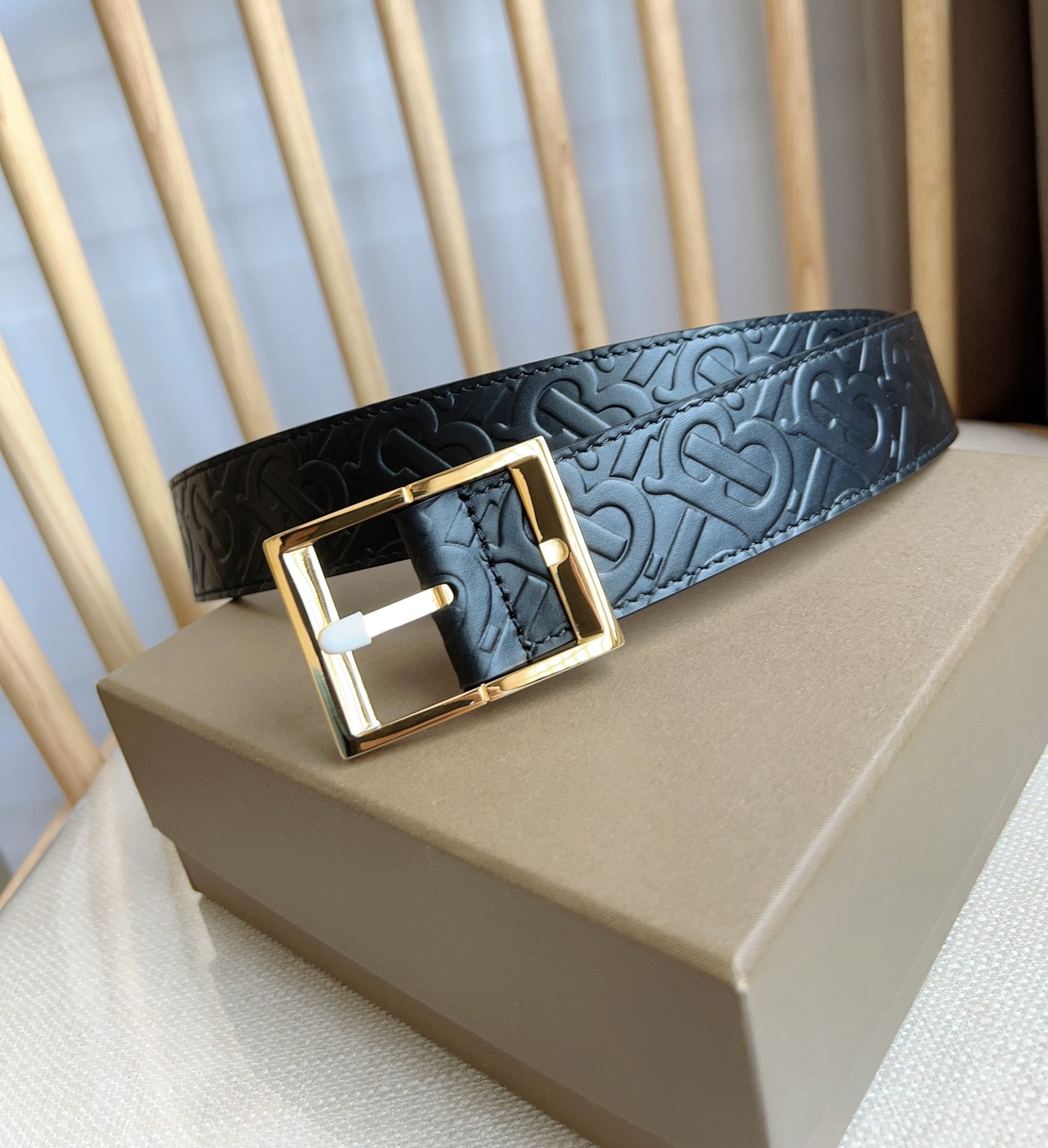 Burberry reversible logo embossed leather belt（80493901）