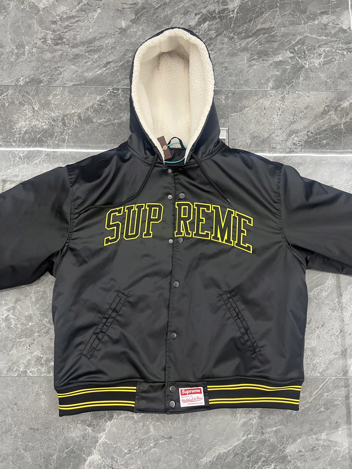 Supreme x Mitchell & Ness Lined Hooded Satin Varsity Jacket（SUP-FW25-058）