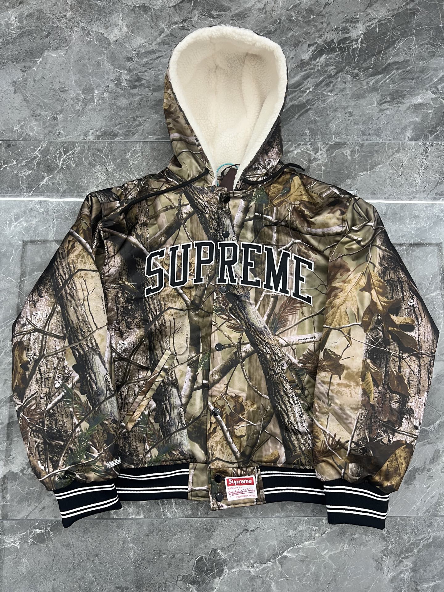 Supreme x Mitchell & Ness Lined Hooded Satin Varsity Jacket（SUP-FW25-058）