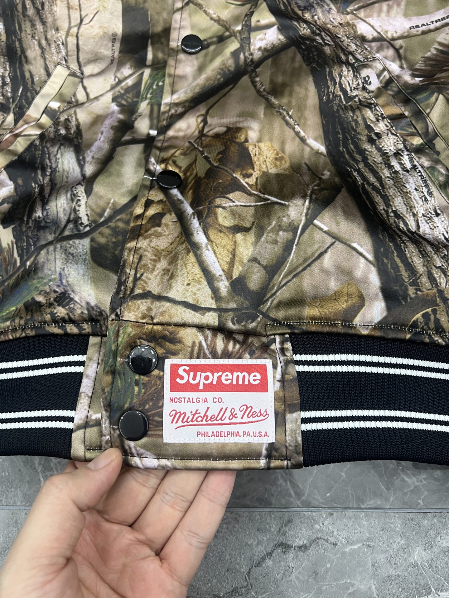 Supreme x Mitchell & Ness Lined Hooded Satin Varsity Jacket（SUP-FW25-058）