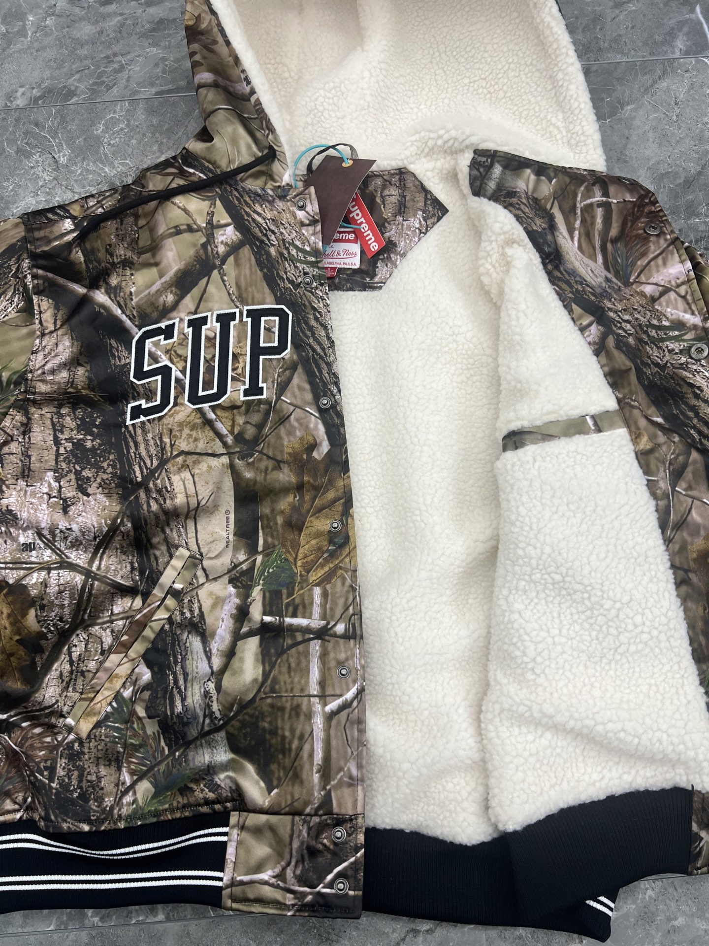 Supreme x Mitchell & Ness Lined Hooded Satin Varsity Jacket（SUP-FW25-058）