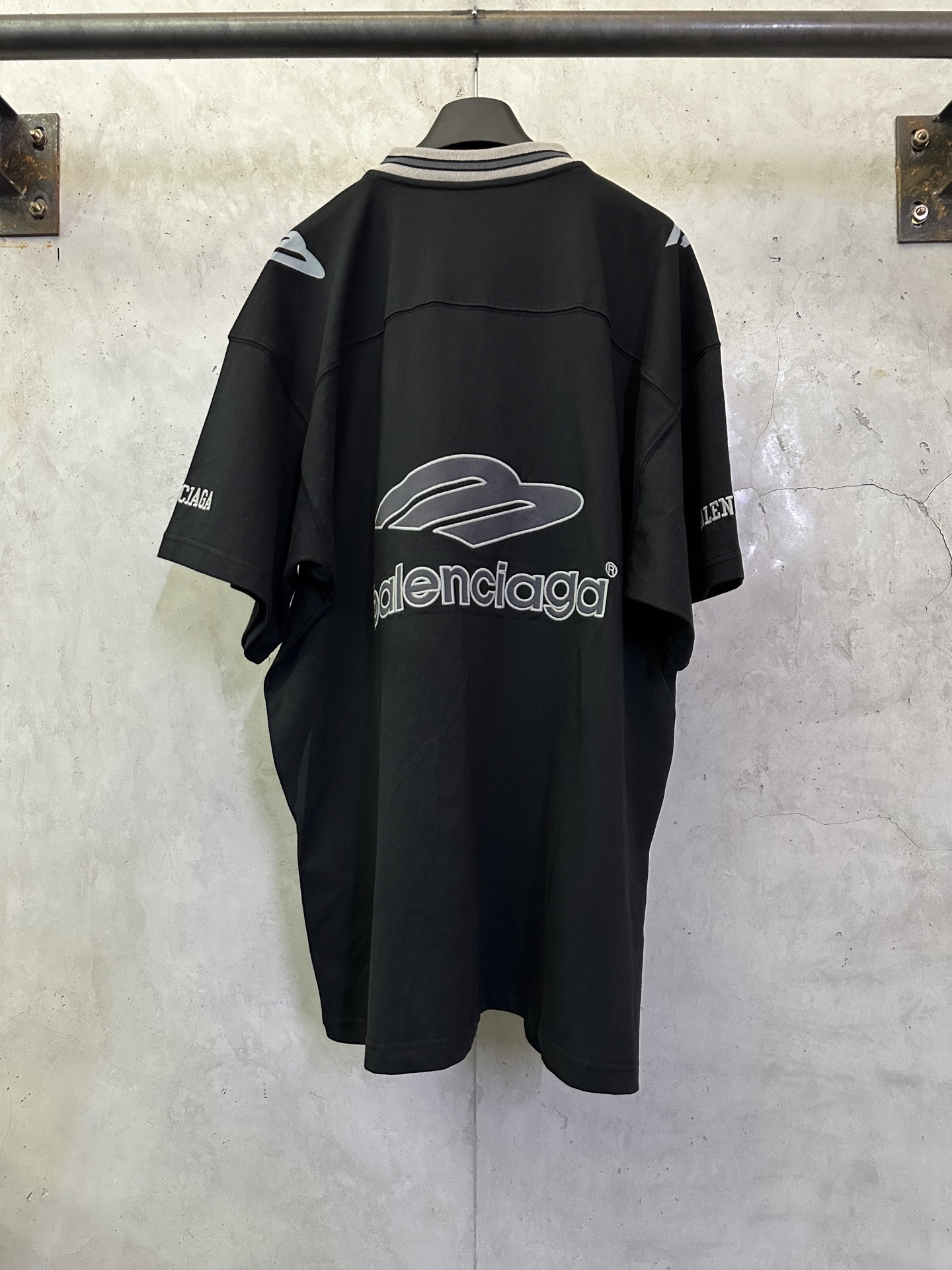 Balenciaga3B Football V-neck T-shirt Oversized (857086TTVQ64030）