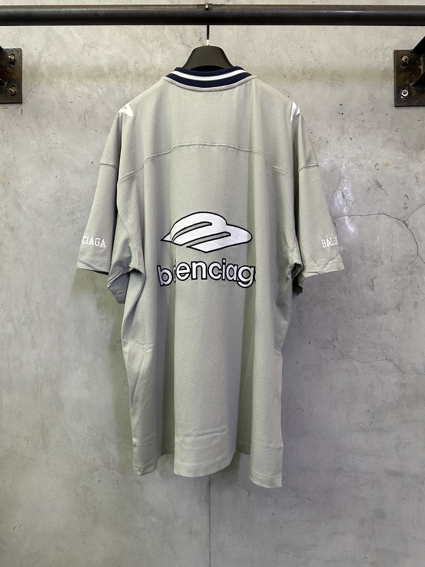 Balenciaga3B Football V-neck T-shirt Oversized (857086TTVQ64030）