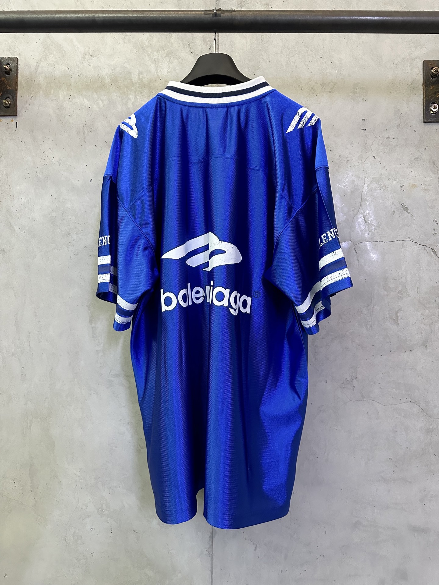 BALENCIAGA 3b Football silhouette V-neck T-shirt（857113TTVQ71461）