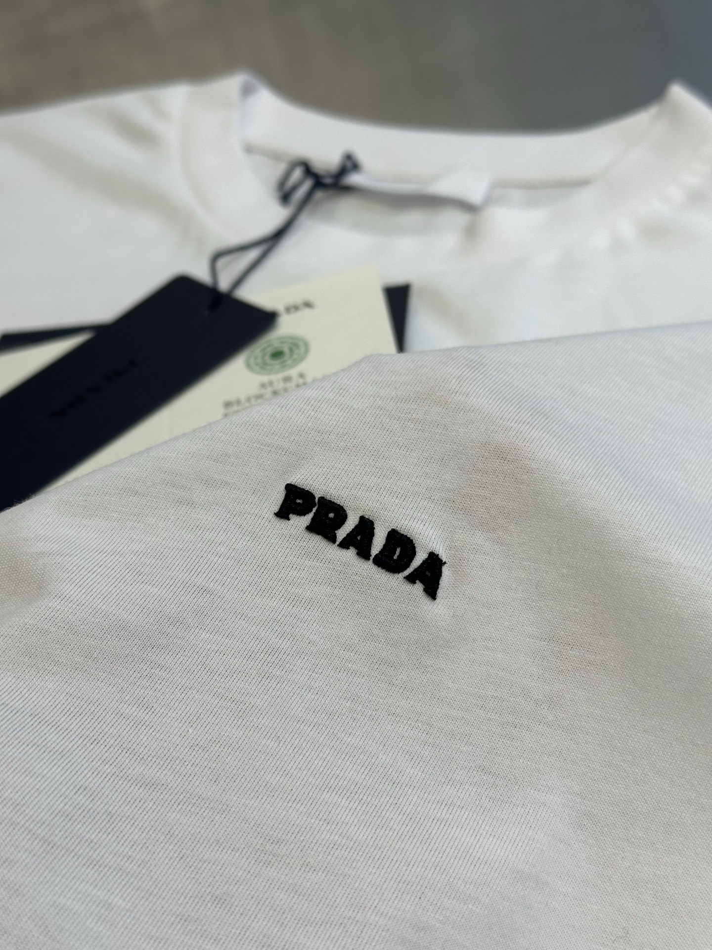 Prada logo-embroidered T-shirt (UJN982-SOOO-19FEF-0-009）