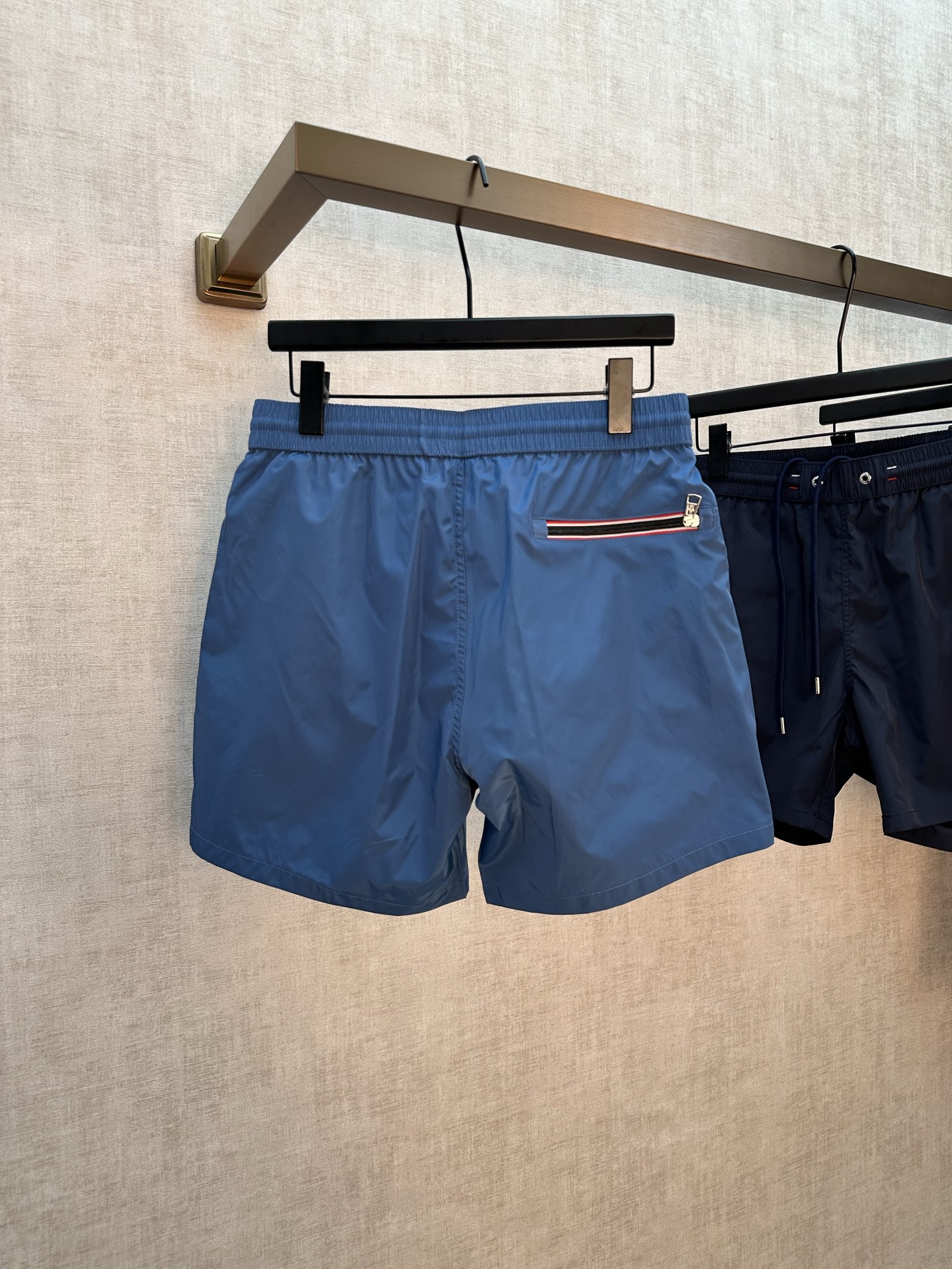 Moncler Men's Logo-Patch Swim Shorts（L10912C000175985M742）