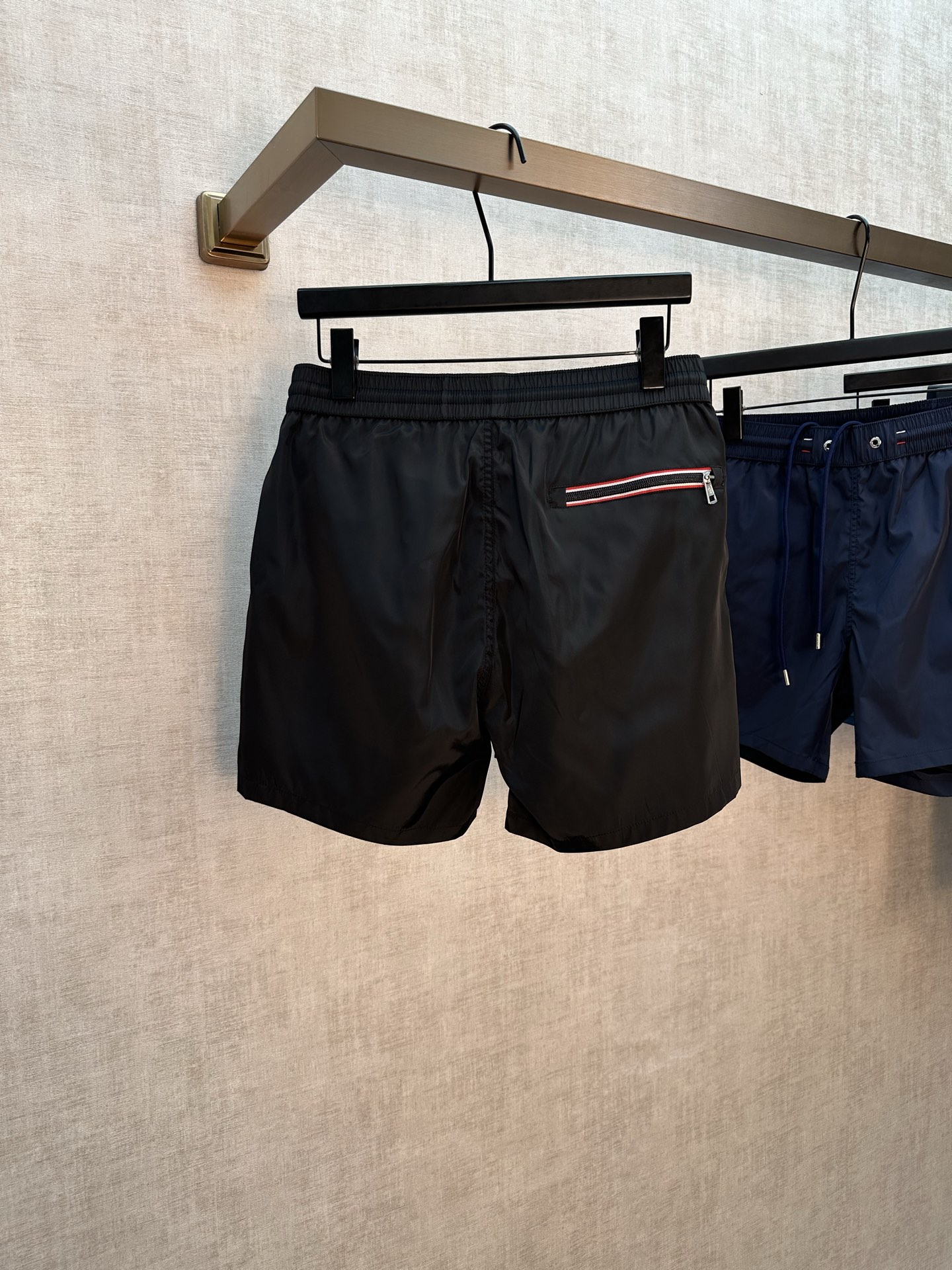 Moncler Men's Logo-Patch Swim Shorts（L10912C000175985M742）