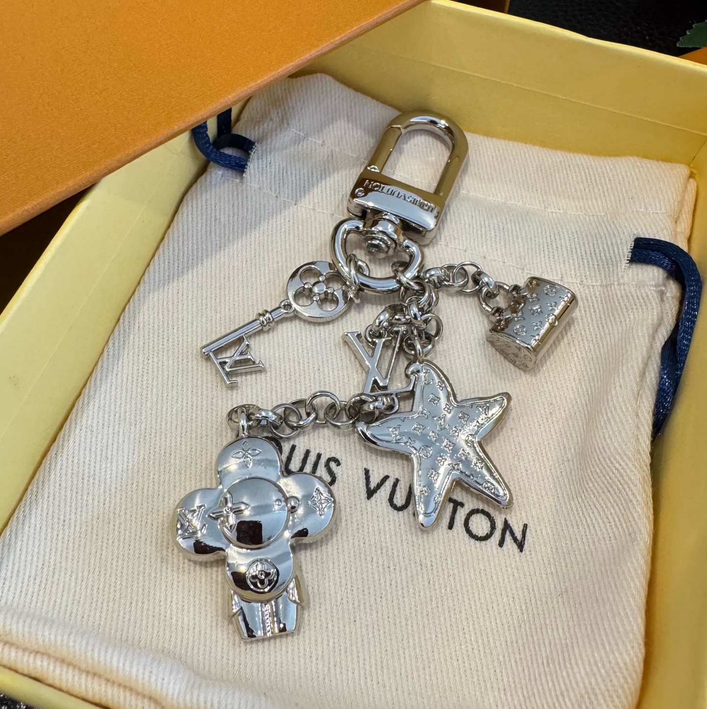 Louis Vuitton keychain（M64112）