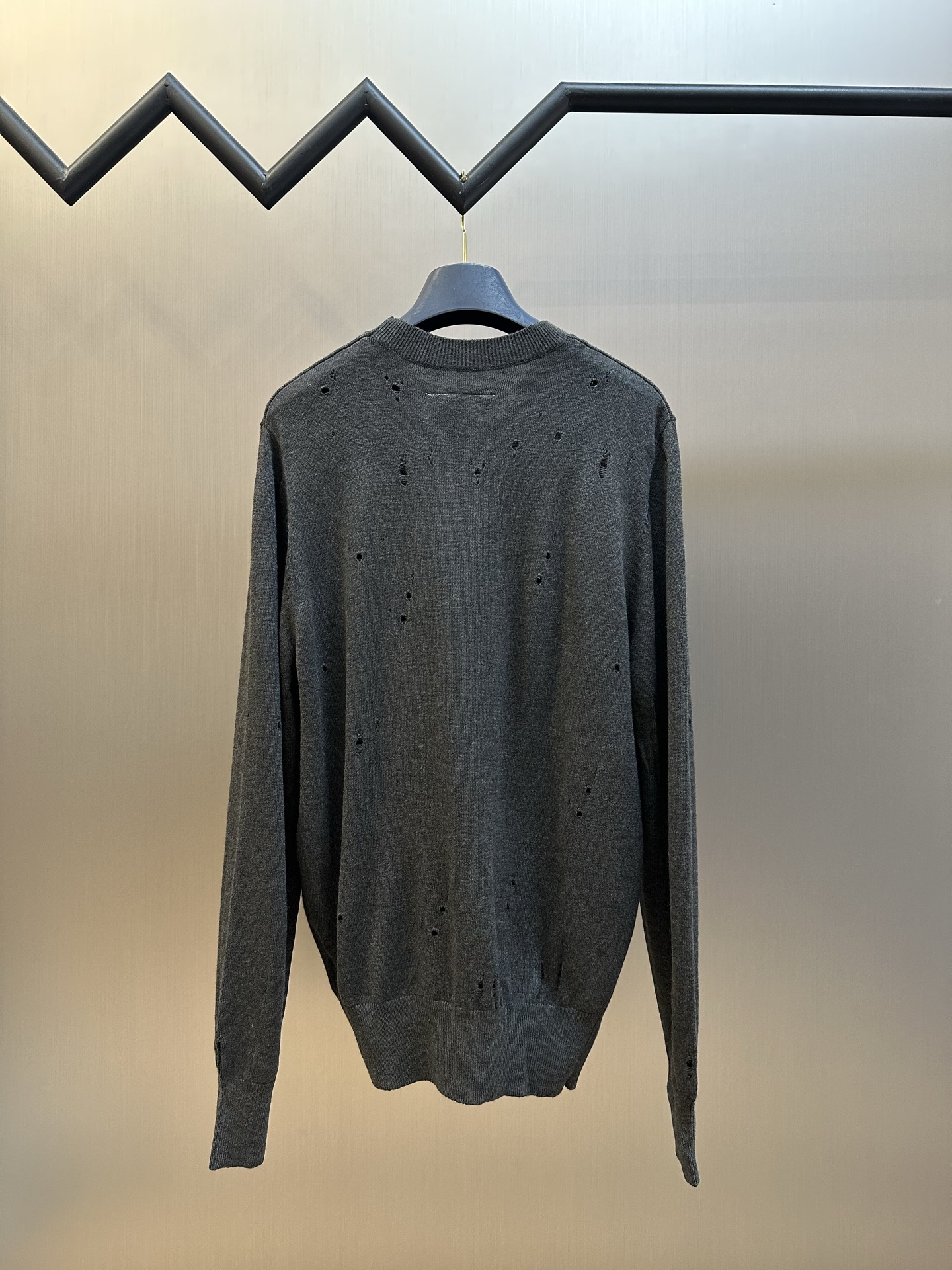 Maison Margiela Men's White Mm6 Numbers Logo Distressed Knitted Jumper (SH0HL0033-M13134-103）