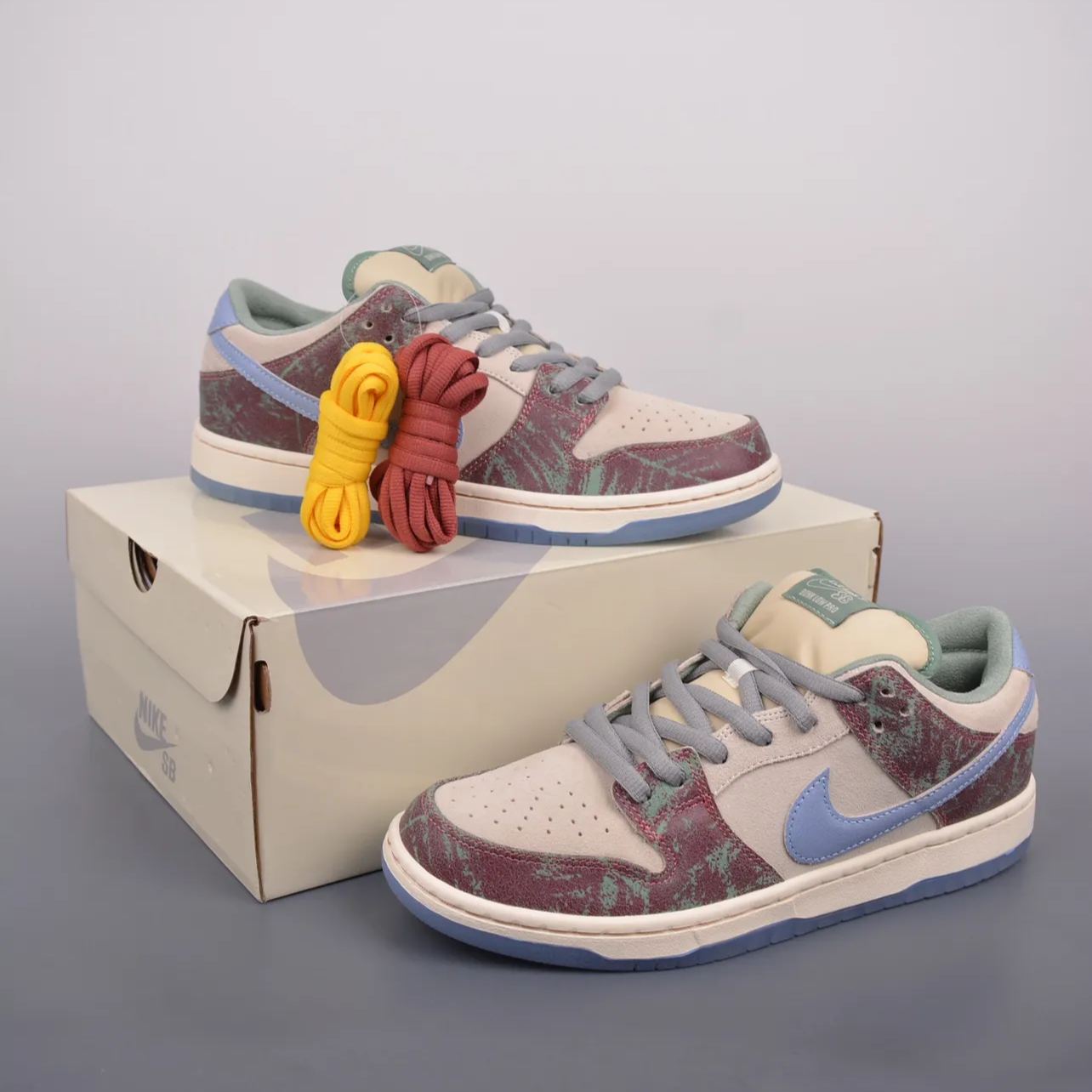 Supreme × Nike SB Dunk Low OG QS 