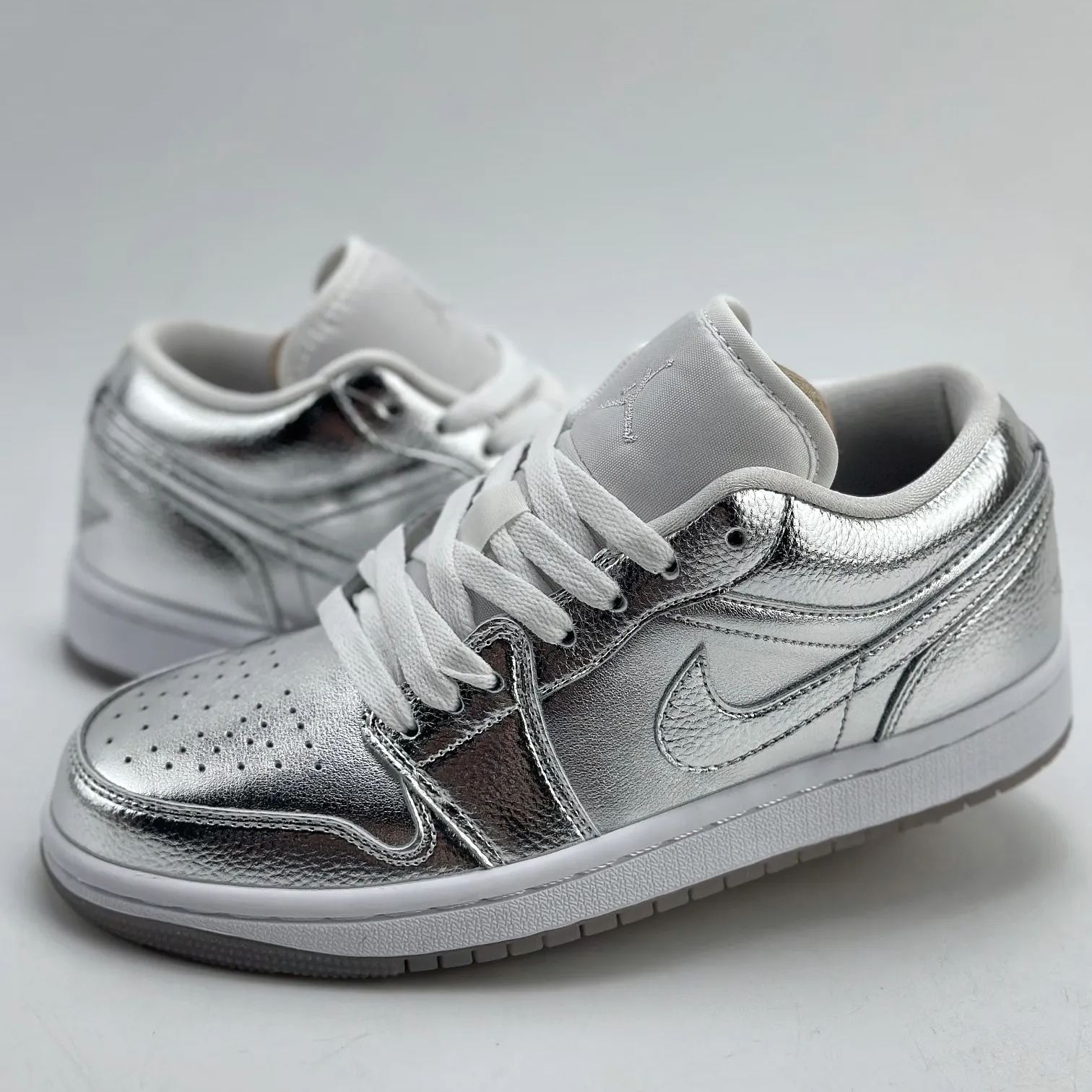Nike WMNS Air Jordan 1 Low SE Metallic Silver（ FN5030-001 ）