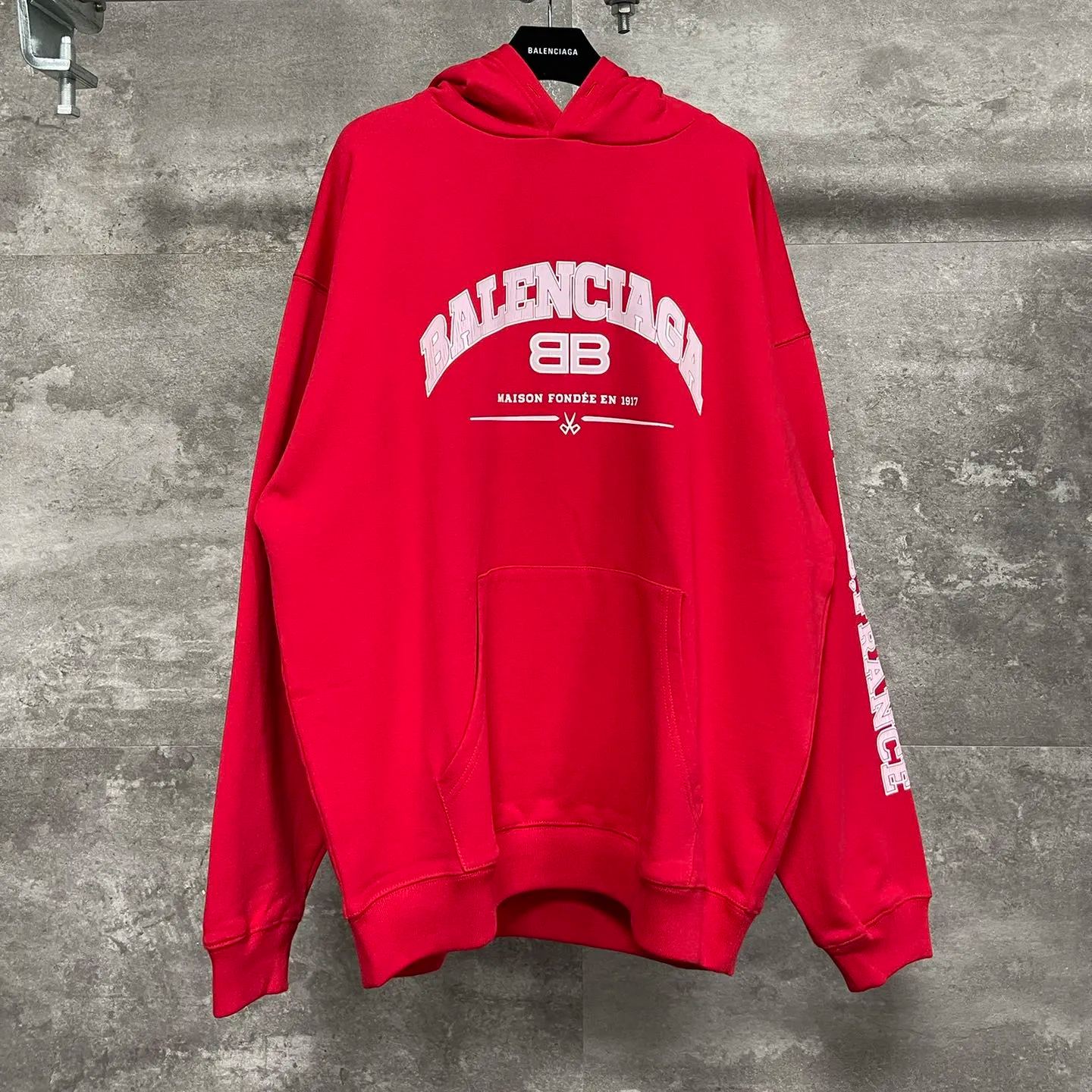 Balenciaga Logo-Print Maison Hooded Sweatshirt(674986TLVJ24480）