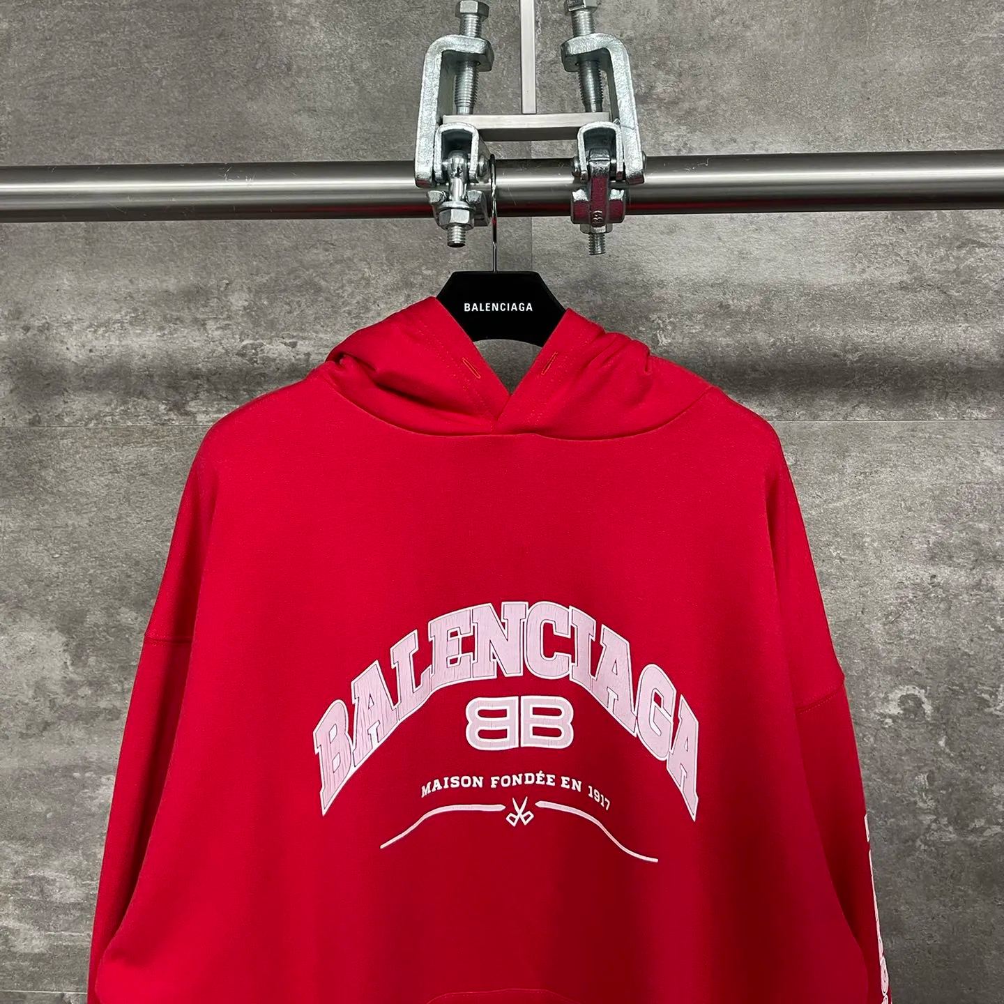 Balenciaga Logo-Print Maison Hooded Sweatshirt(674986TLVJ24480）