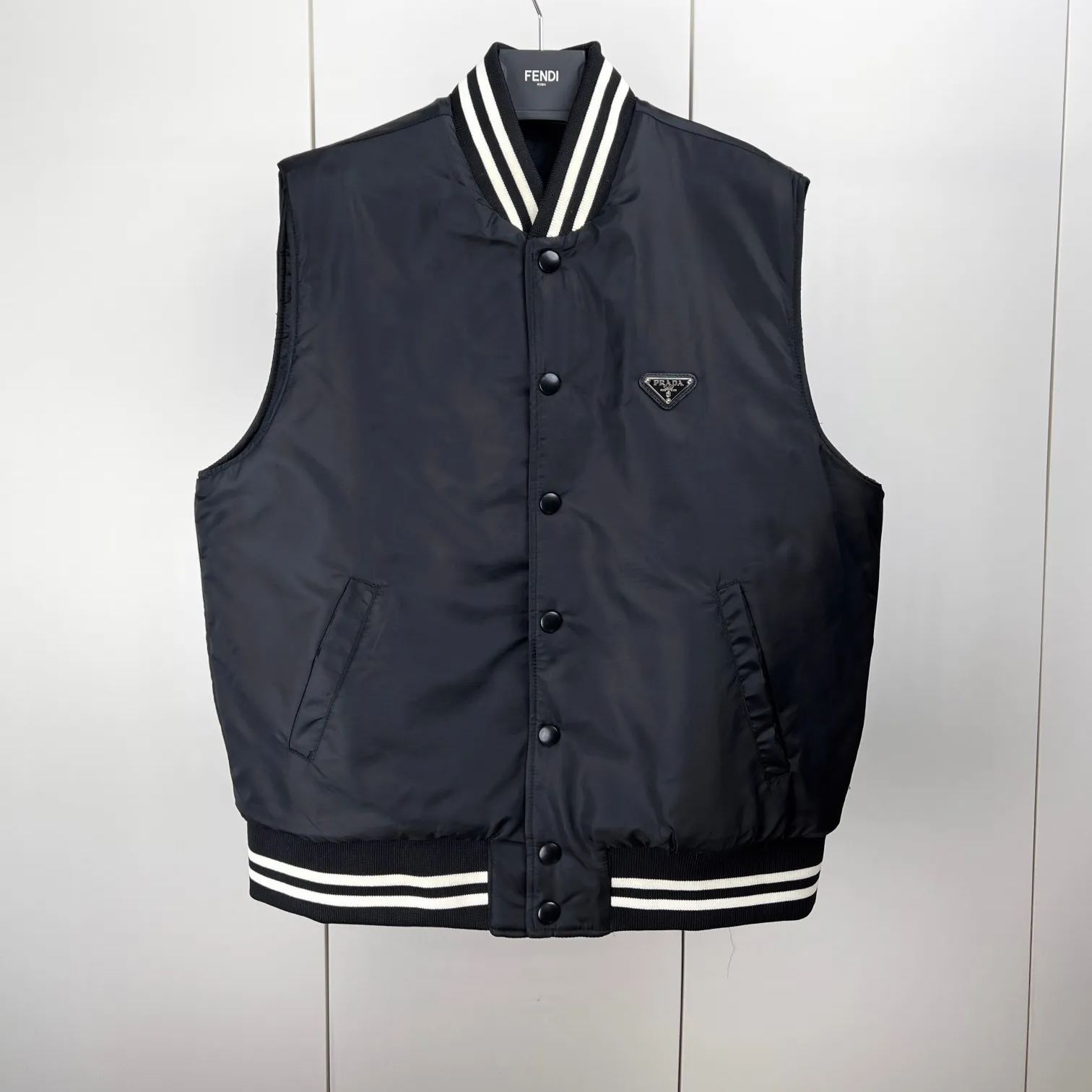 PRADA Black Re-nylon Vest  (SGC579-1WQ8-F0002-S-OOO）