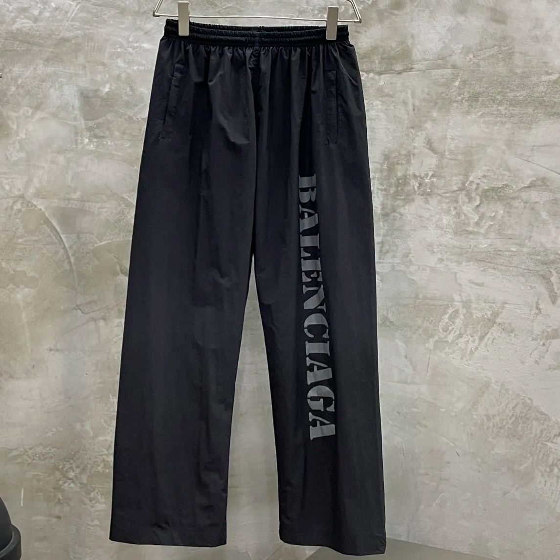 BALENCIAGA STENCIL TYPE TRACKSUIT PANTS（783844TPQ381000）