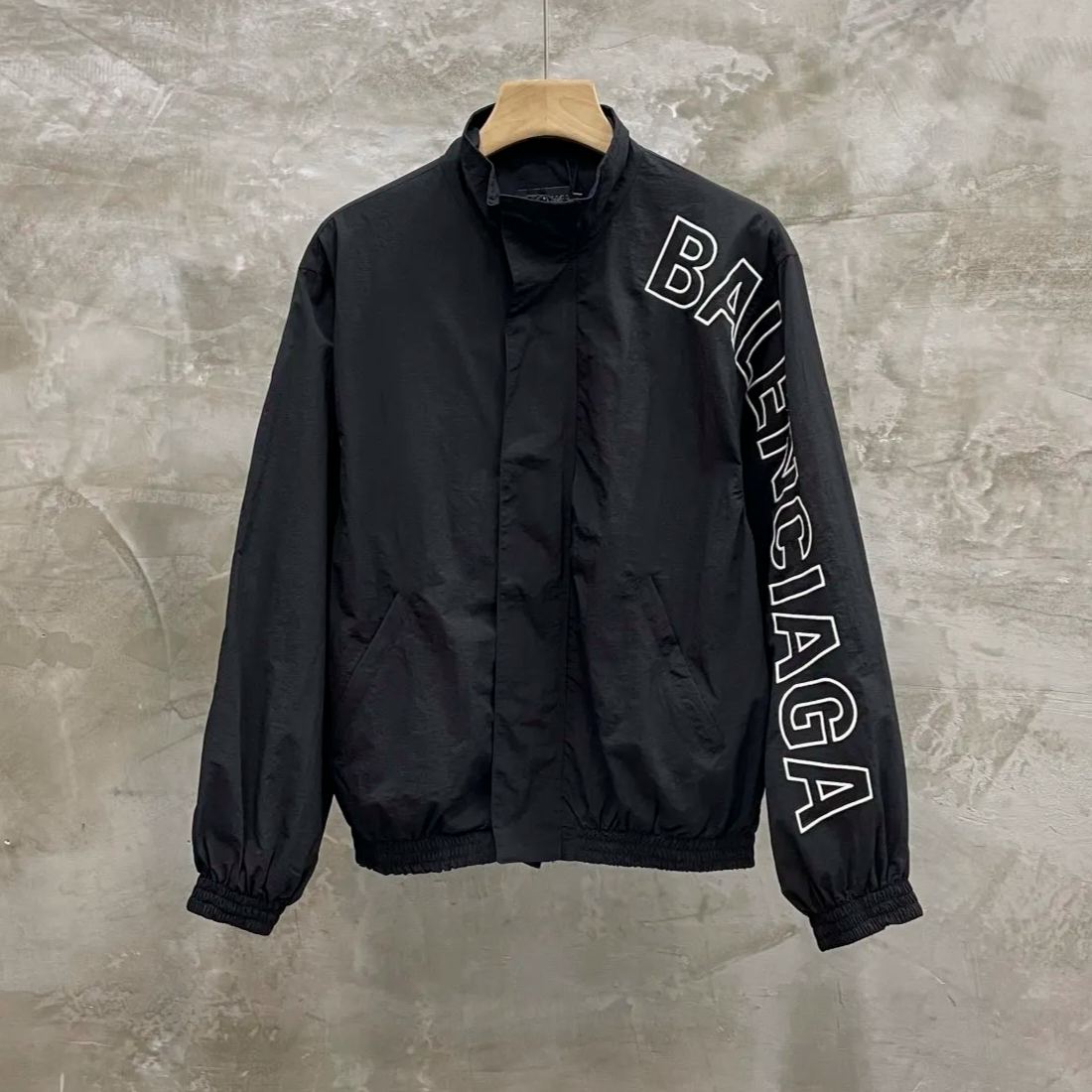 BALENCIAGA OUTLINE TRACKSUIT JACKET(768920TNO791000) BALENCIAGA OUTLINE TRACKSUIT JACKET(768920TNO791000)