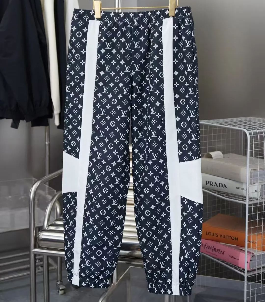 Louis Vuitton  Monogram print technical track pants（1AFWQD）