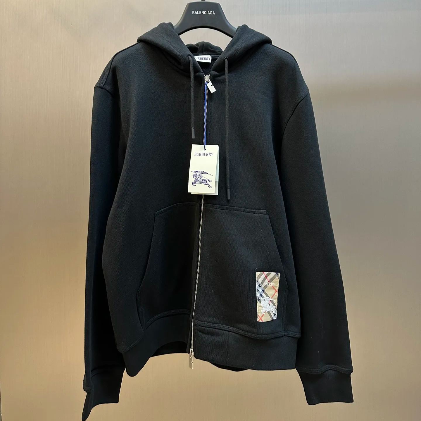 Burberry  Check Label Cotton Zip Hoodie in Black（81022761）