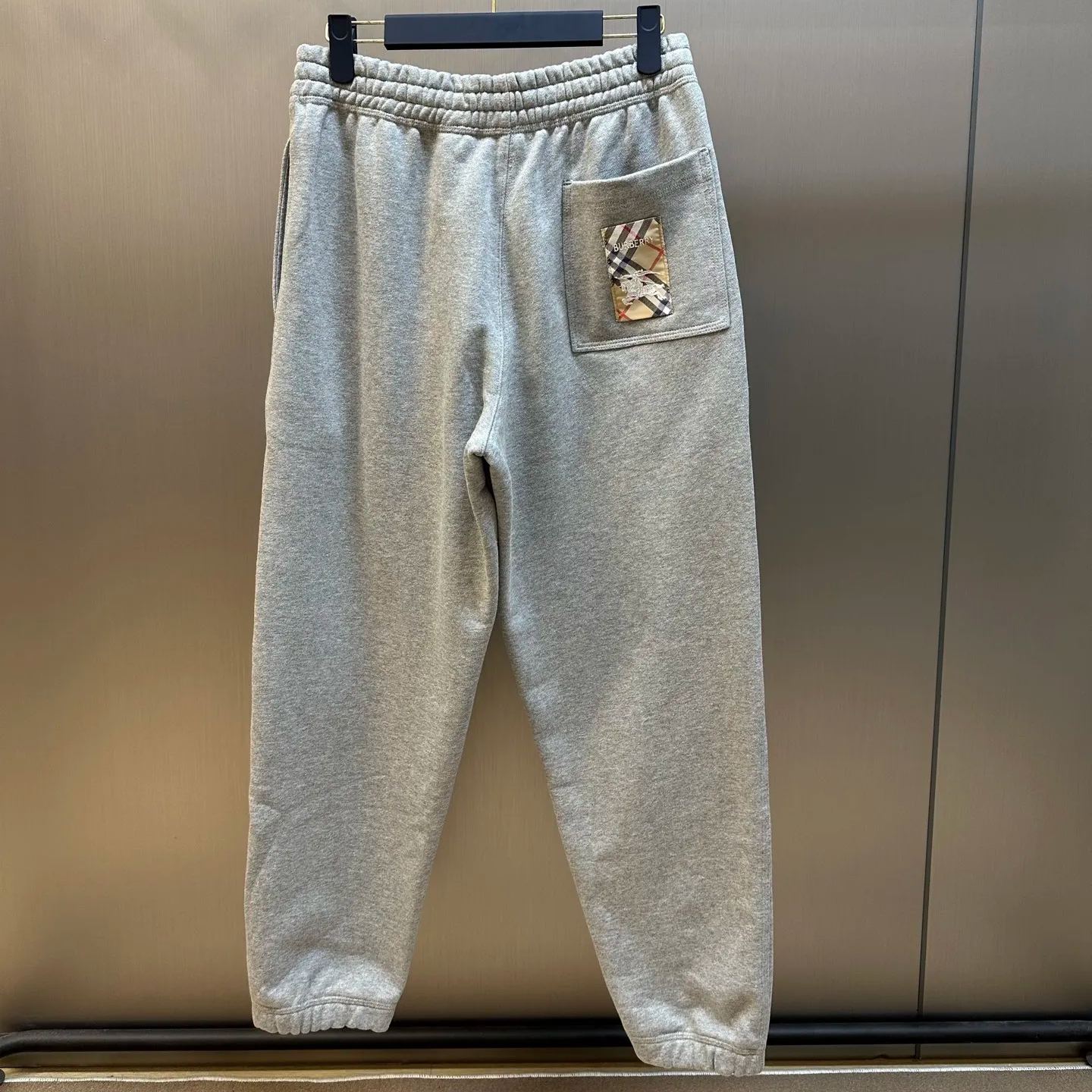 Burberry Check Label Cotton Jogging Pants in Black（81022781）