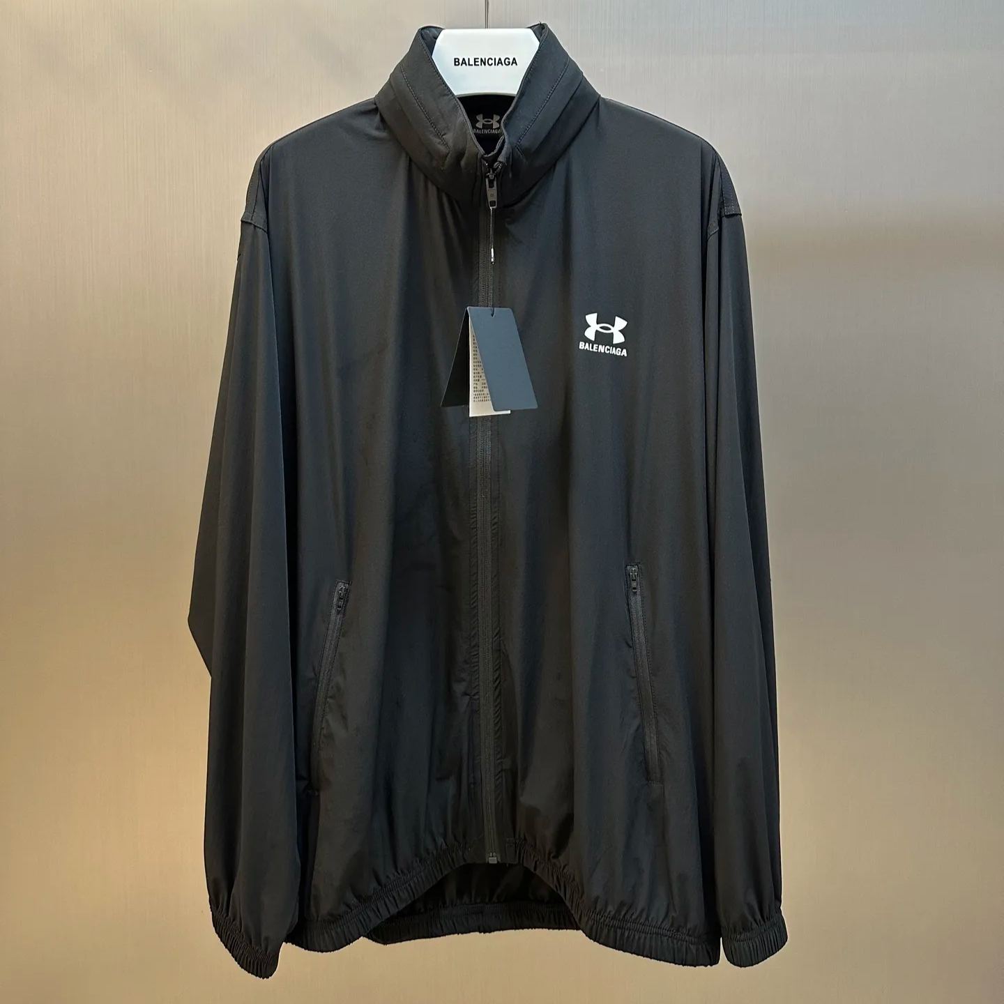 BALENCIAGA Windbreaker Giacca Vento x Under Armour（814126TQO351000）