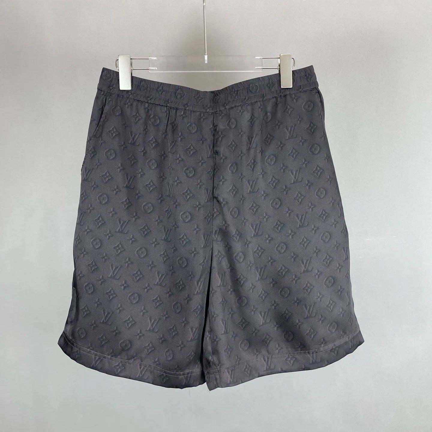 LOUIS VUITTON Monogram Silk Shorts（1AHCGS）