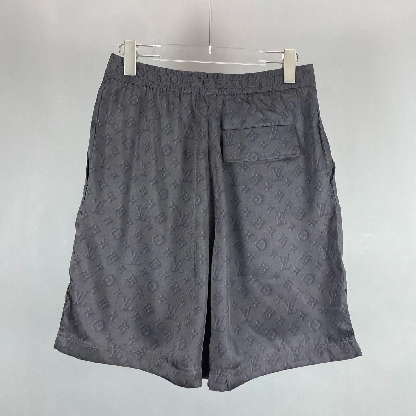 LOUIS VUITTON Monogram Silk Shorts（1AHCGS）