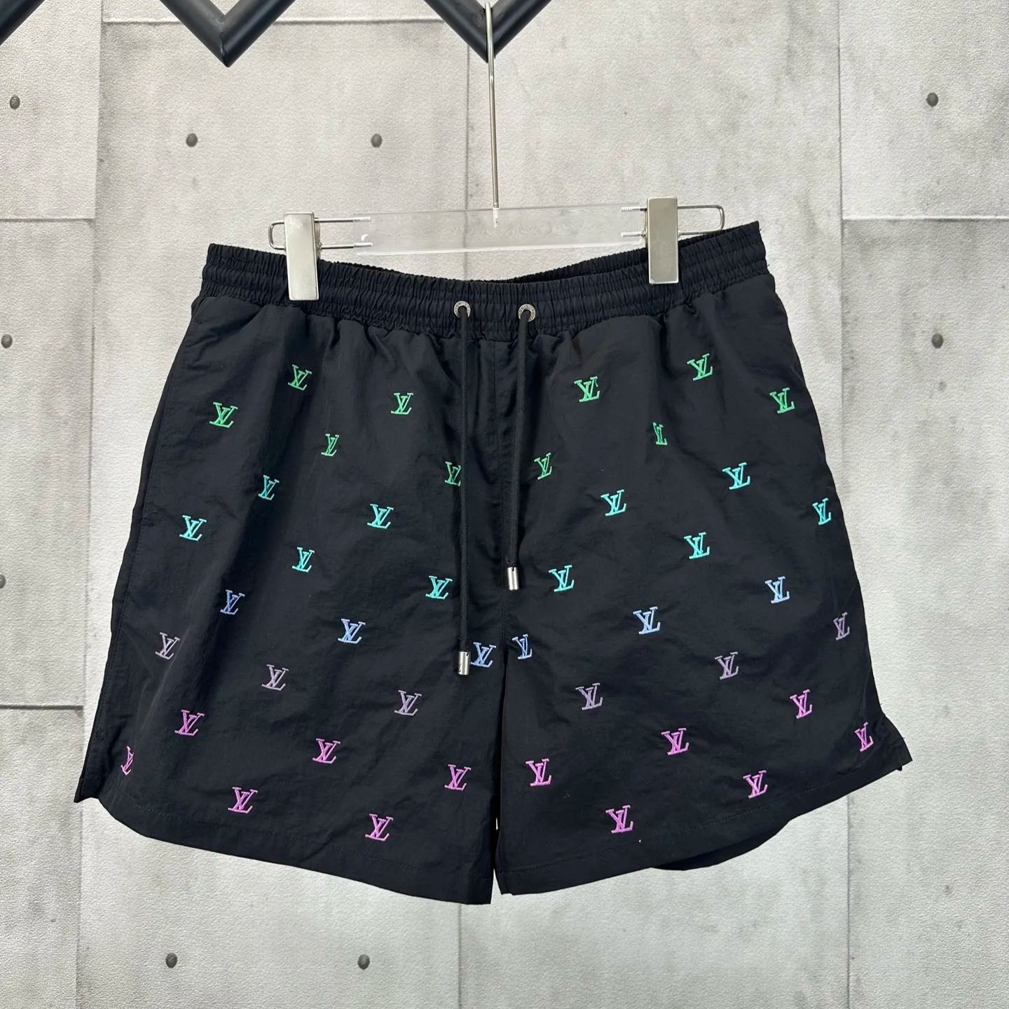 Louis Vuitton Men's LV Blason Gradient Embroidered Swim Shorts "Noir"（1AGTQR）