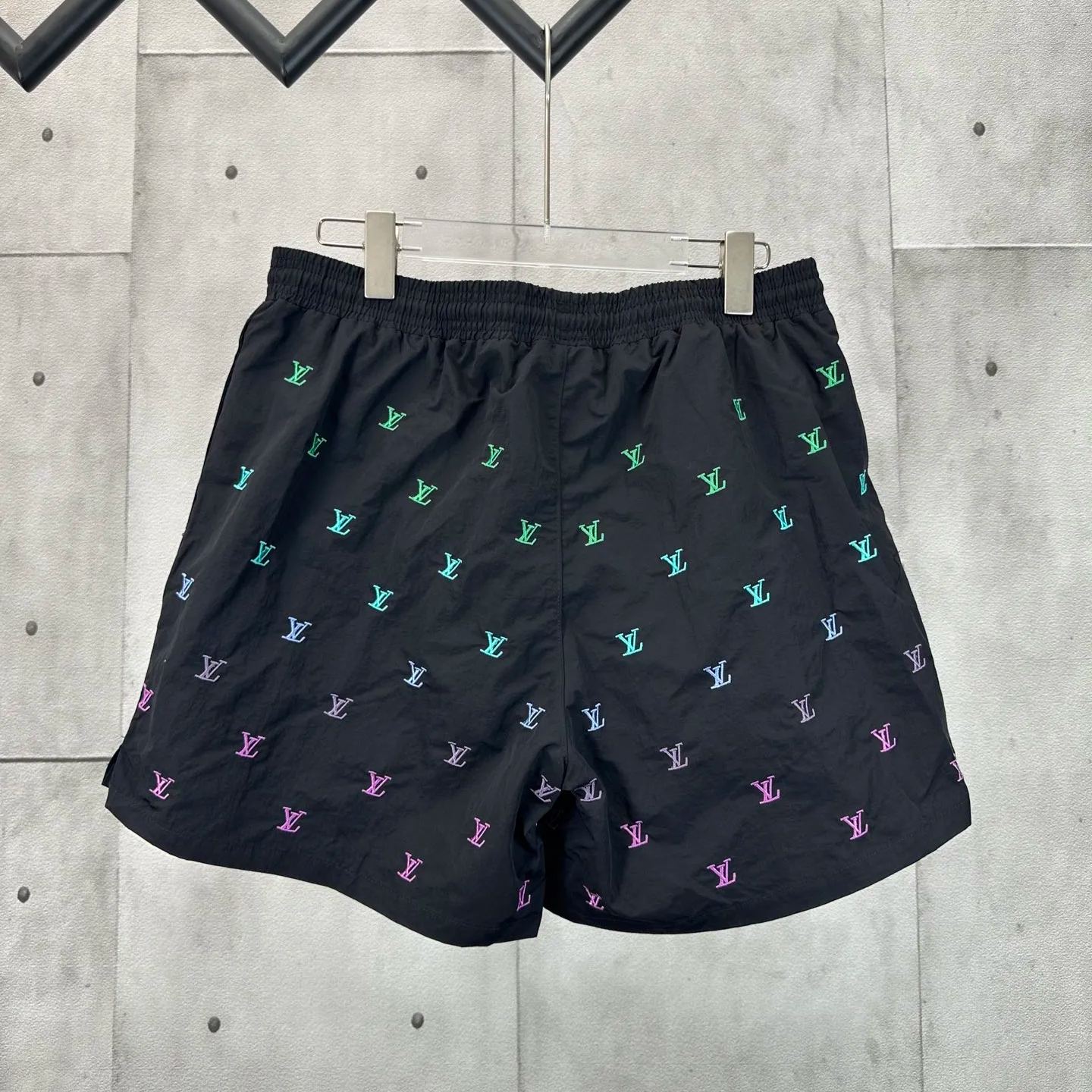Louis Vuitton Men's LV Blason Gradient Embroidered Swim Shorts "Noir"（1AGTQR）