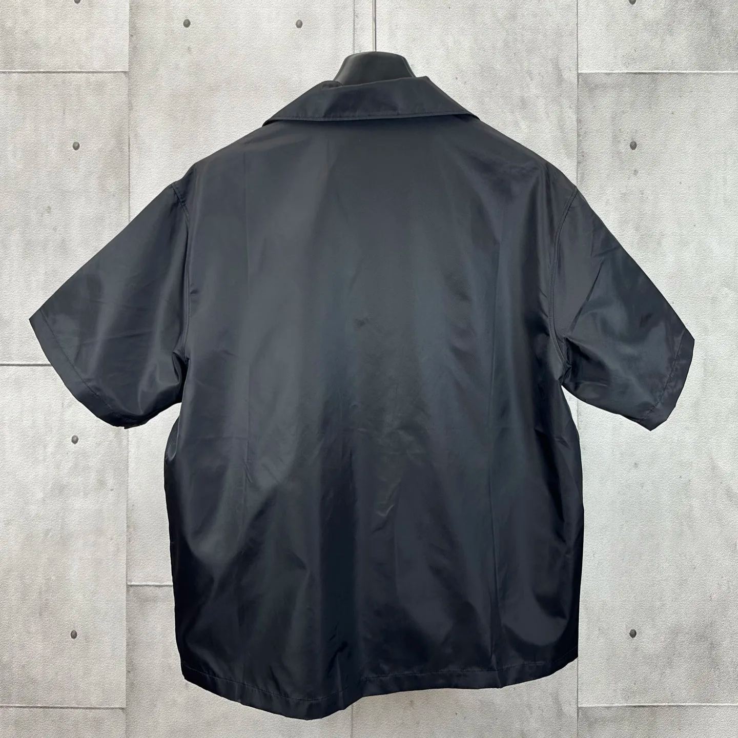 Prada Re-Nylon Short-Sleeve Cropped Bowling Shirt (SC449-1WQ8-F0002-S-182）