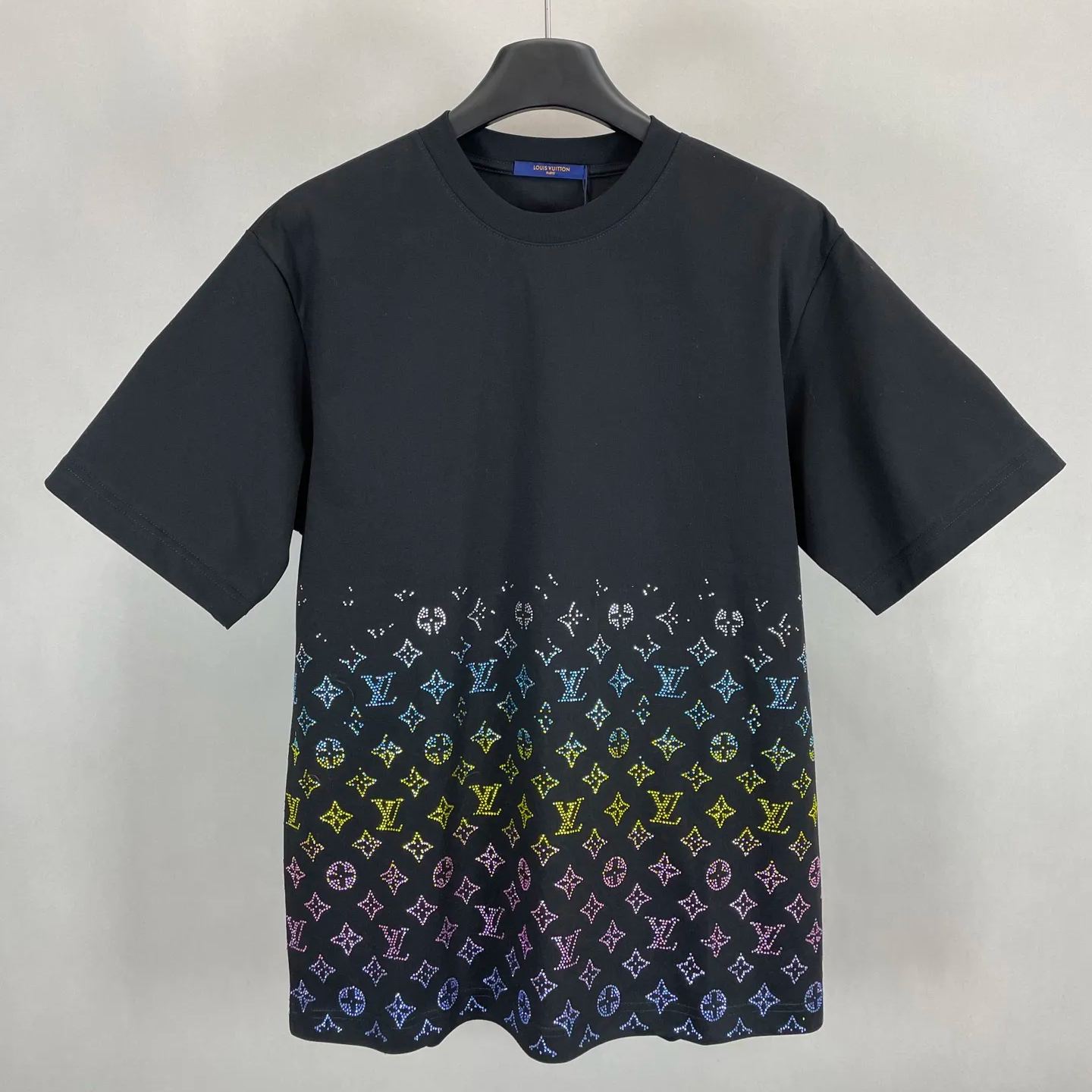 Louis Vuitton Men's Monogram Gradient Embellished Short-Sleeved Crewneck "Noir"（1AGTLE）