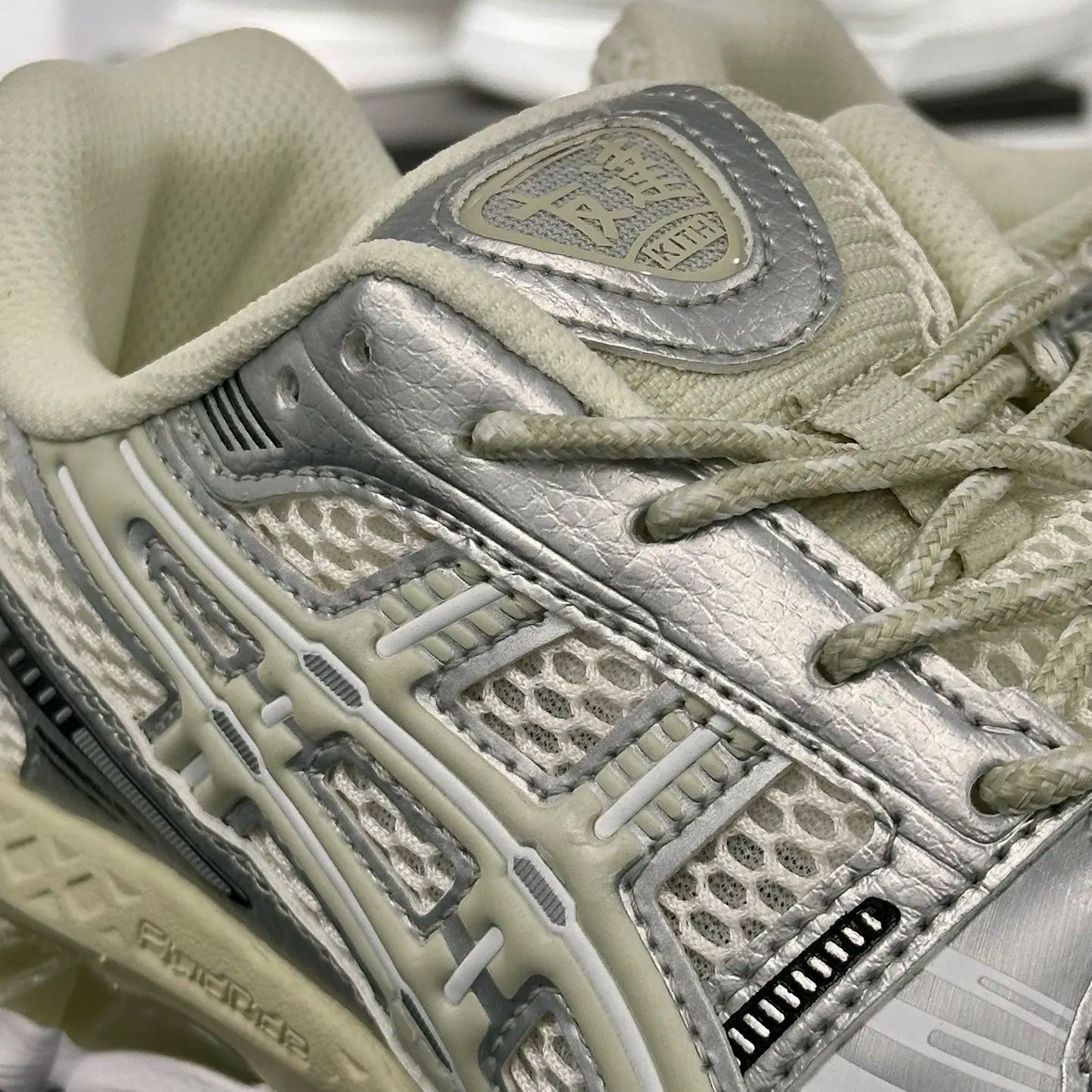 KITH Ronnie Fieg × Asics Gel-Kayano 12.1 "Cream/Pure Aqua"（1203A555-100）