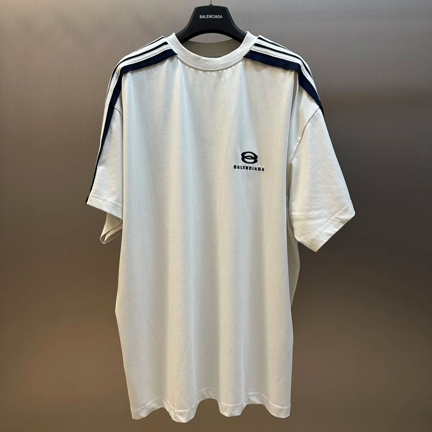 BALENCIAGA Oversized T-shirt in dirty effect white/black（829686TSVH29081）