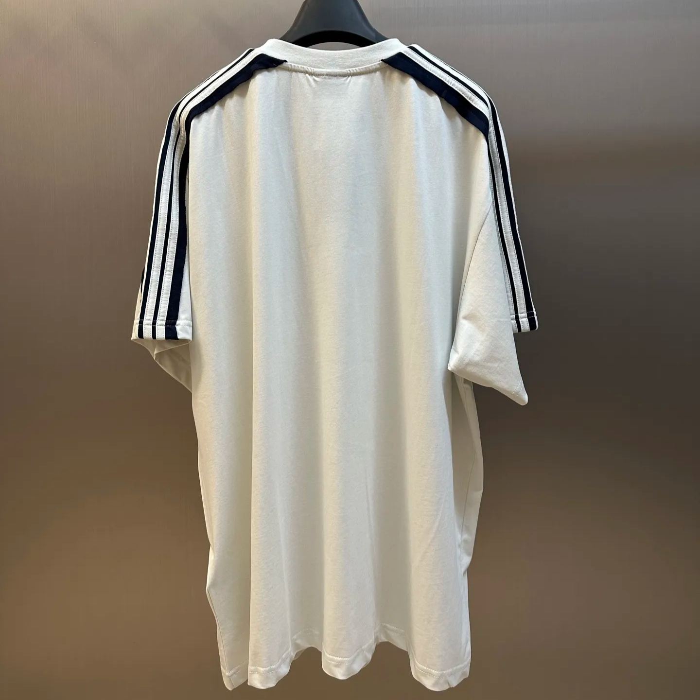 BALENCIAGA Oversized T-shirt in dirty effect white/black（829686TSVH29081）