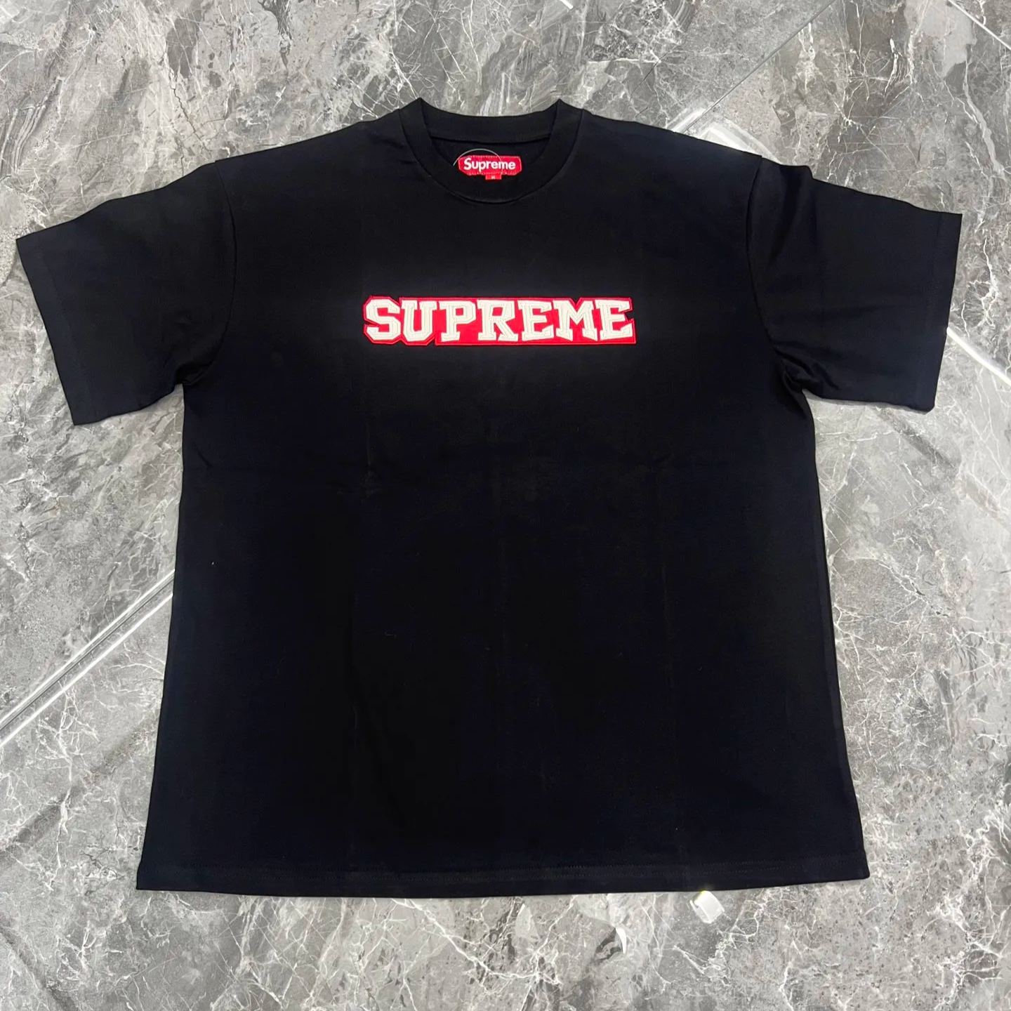 Supreme Satin Applique S/S Top "Black"（SUP-SS25-WEEK1-022）