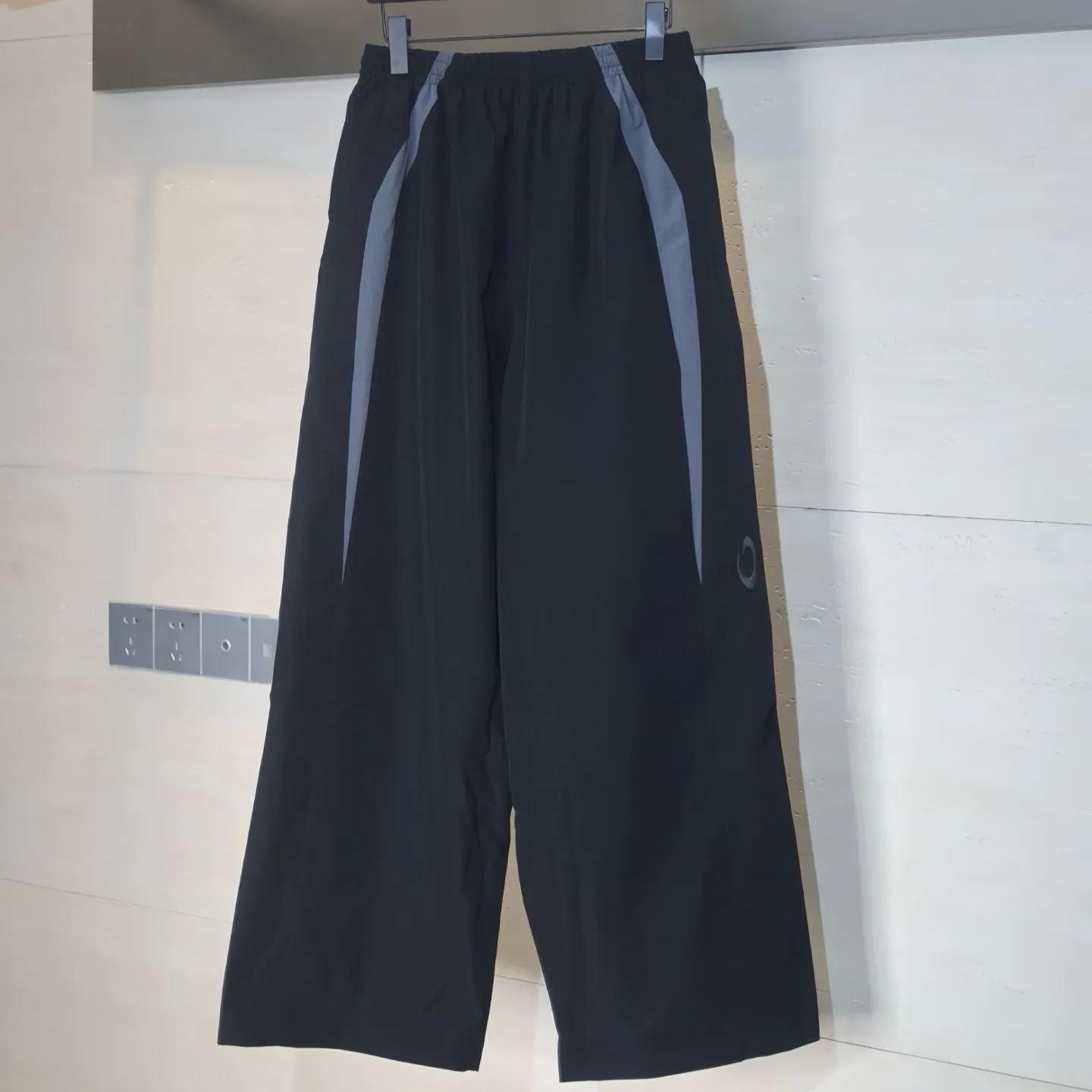 Balenciaga Men's Large Tracksuit Pants in Black/grey（814579TRO311779）